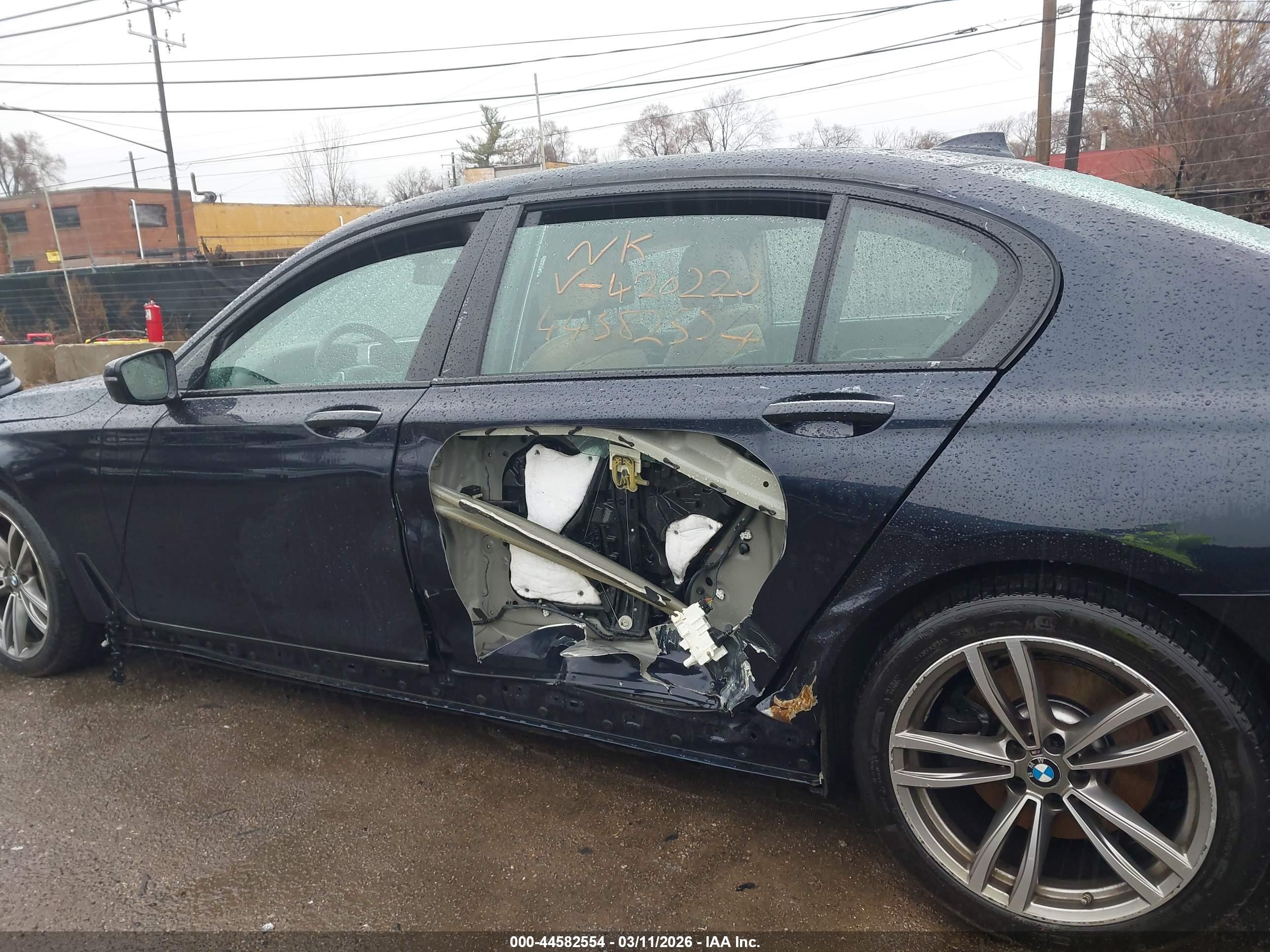 BMW 750I image 6