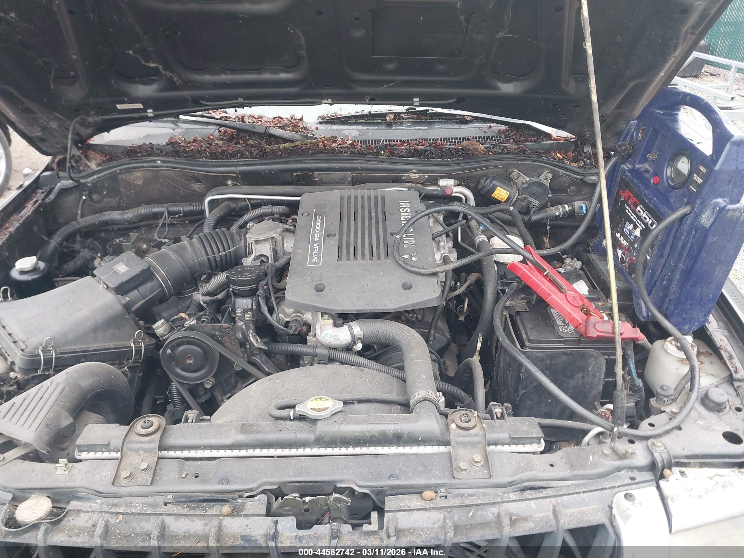 MITSUBISHI MONTERO image 10