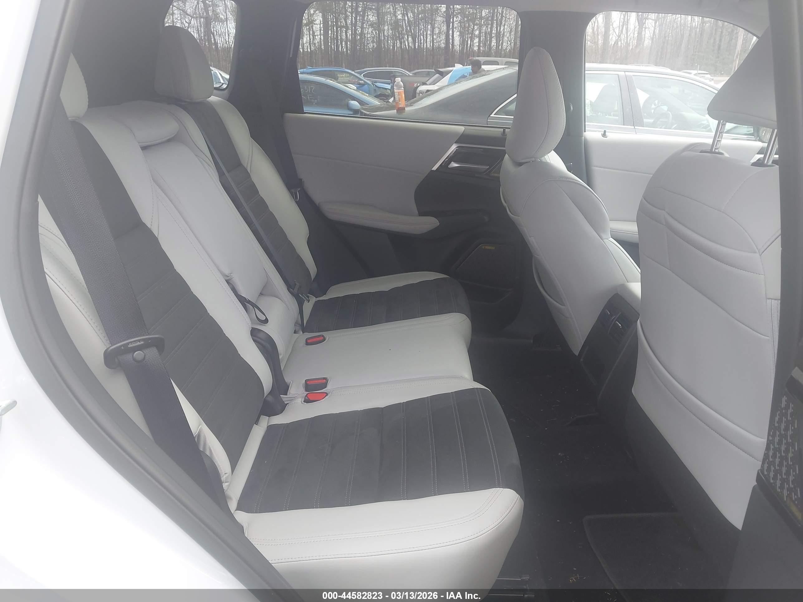 MITSUBISHI OUTLANDER image 8