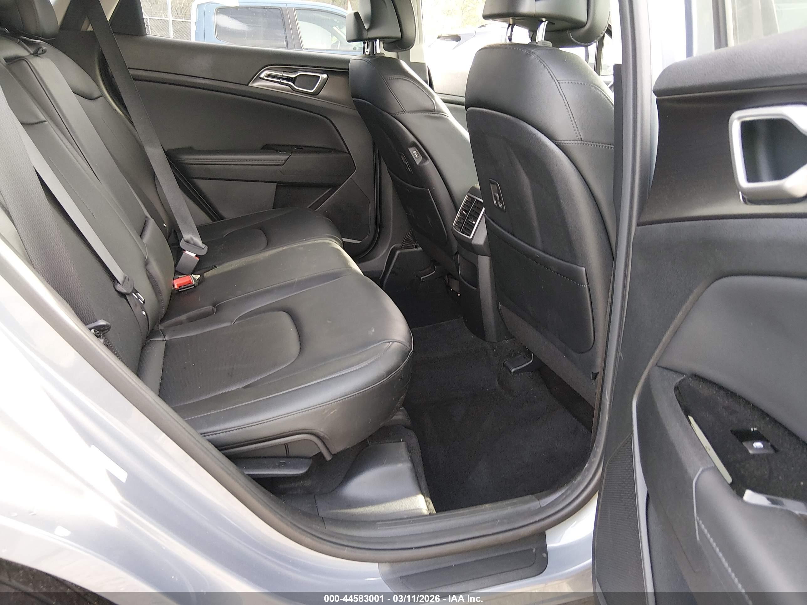 KIA SPORTAGE image 8