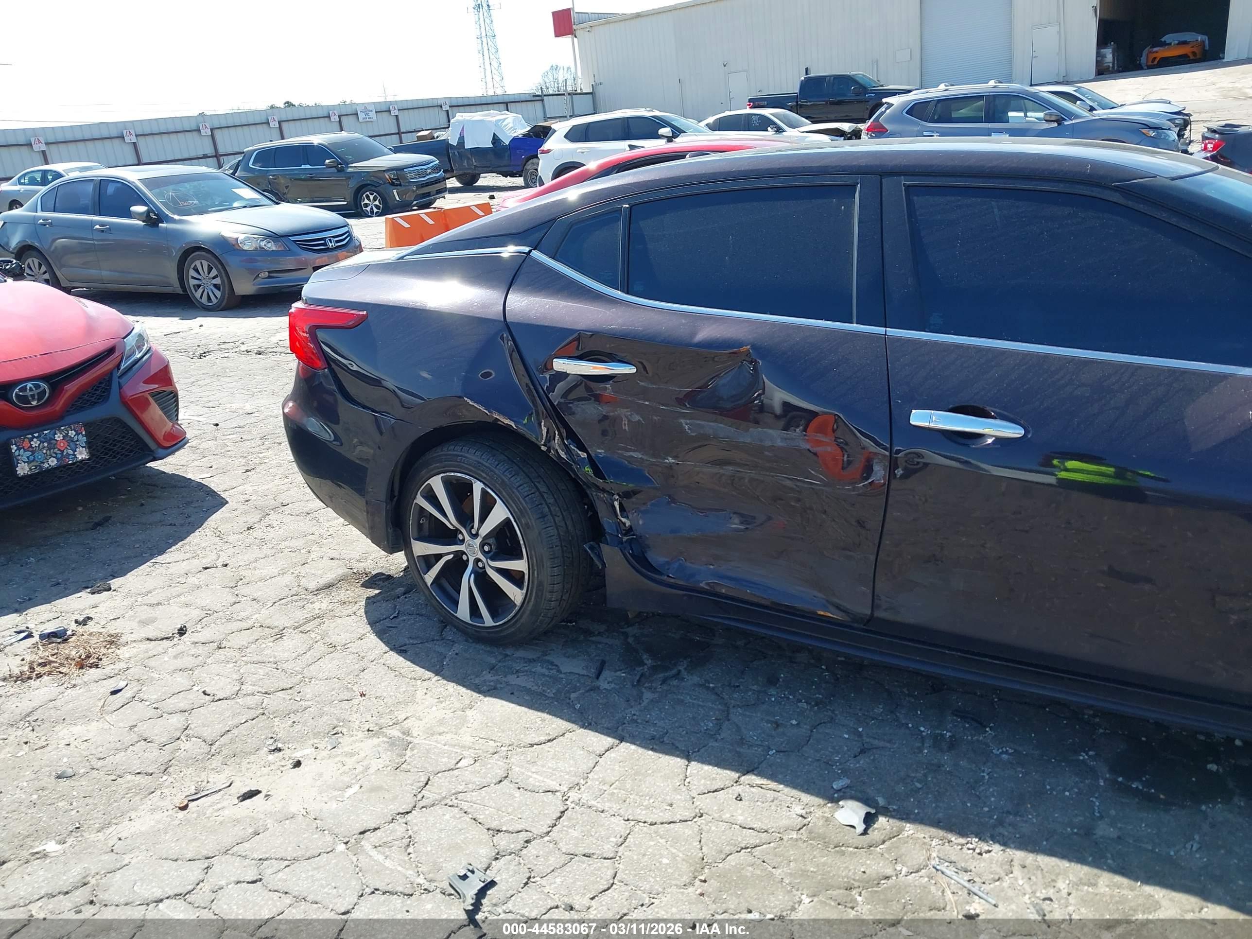 NISSAN MAXIMA image 6