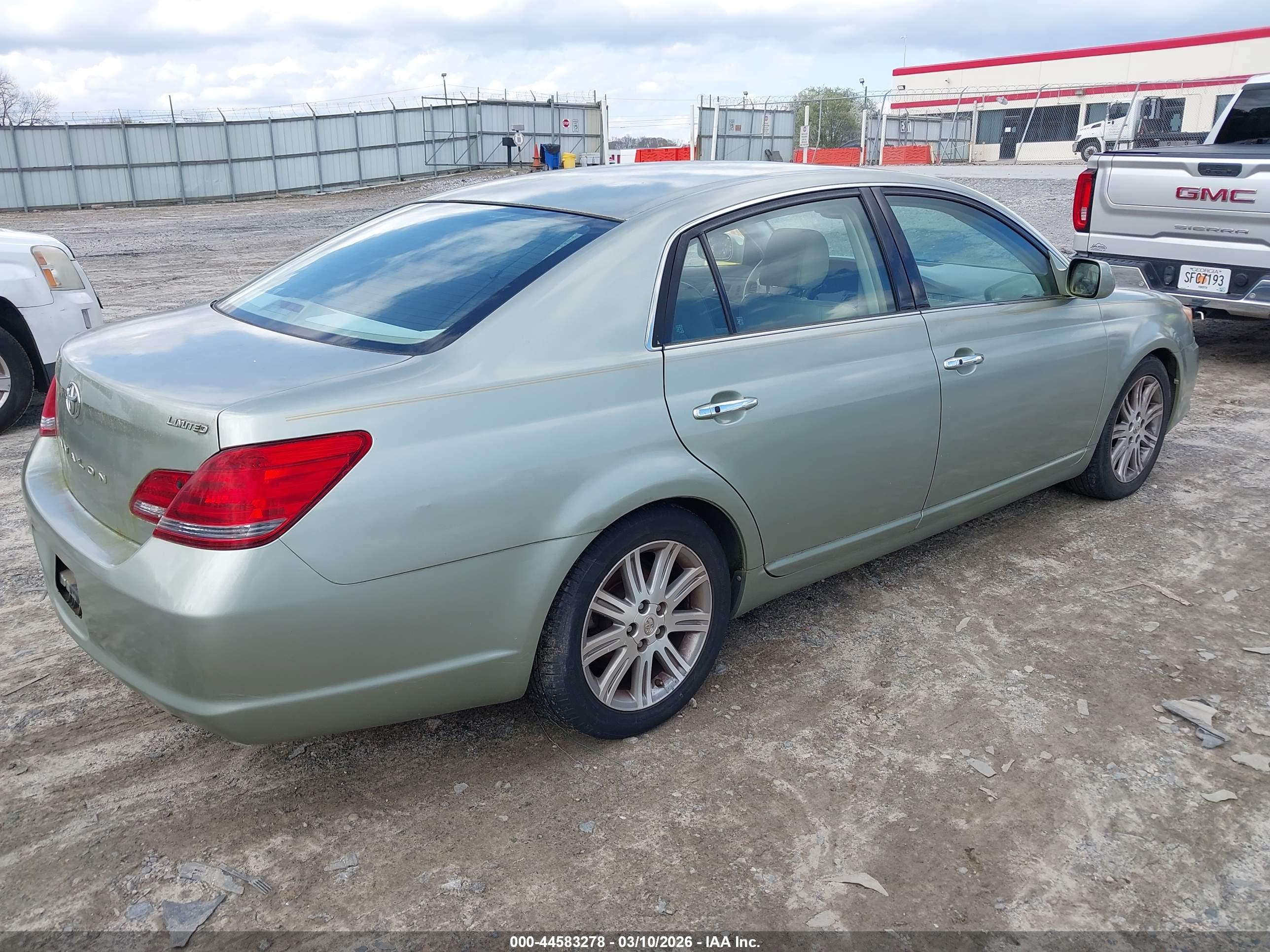 TOYOTA AVALON image 4