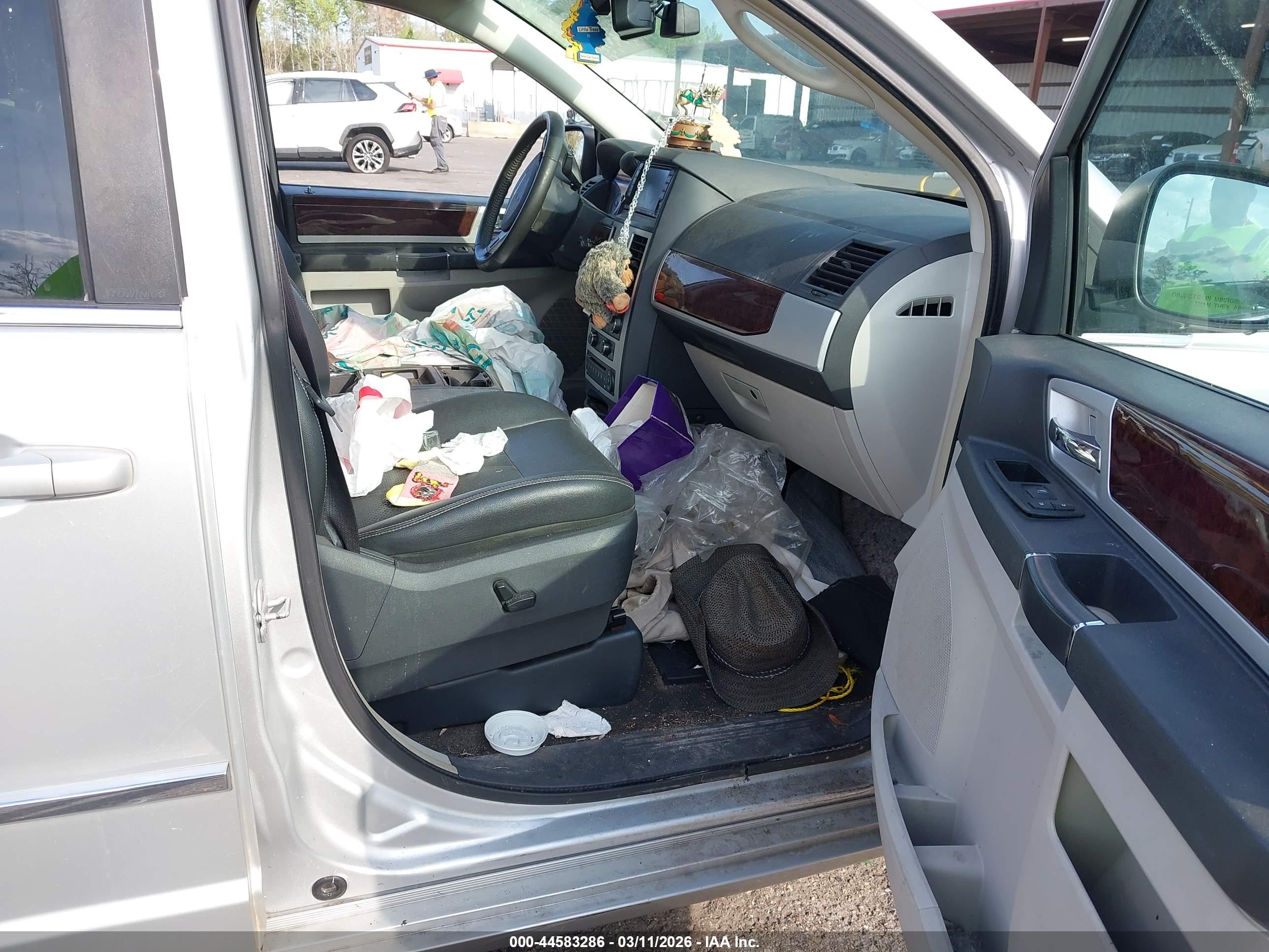CHRYSLER TOWN image 5