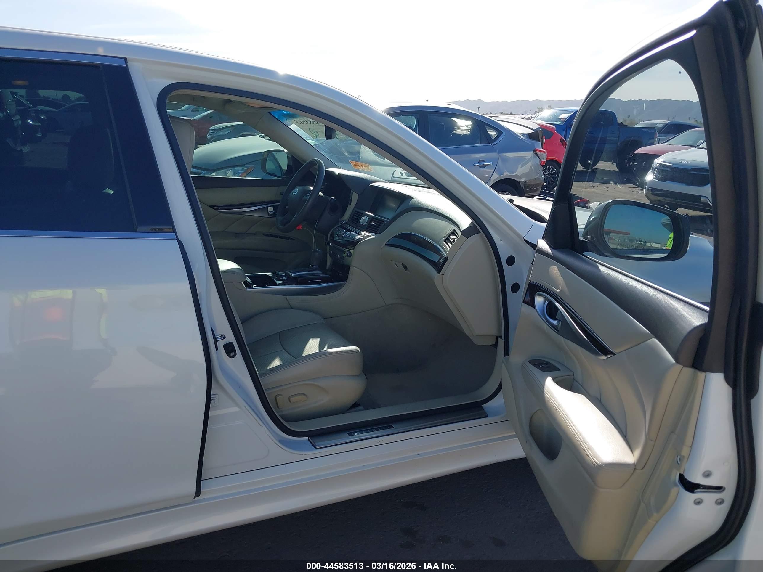INFINITI Q70 image 5