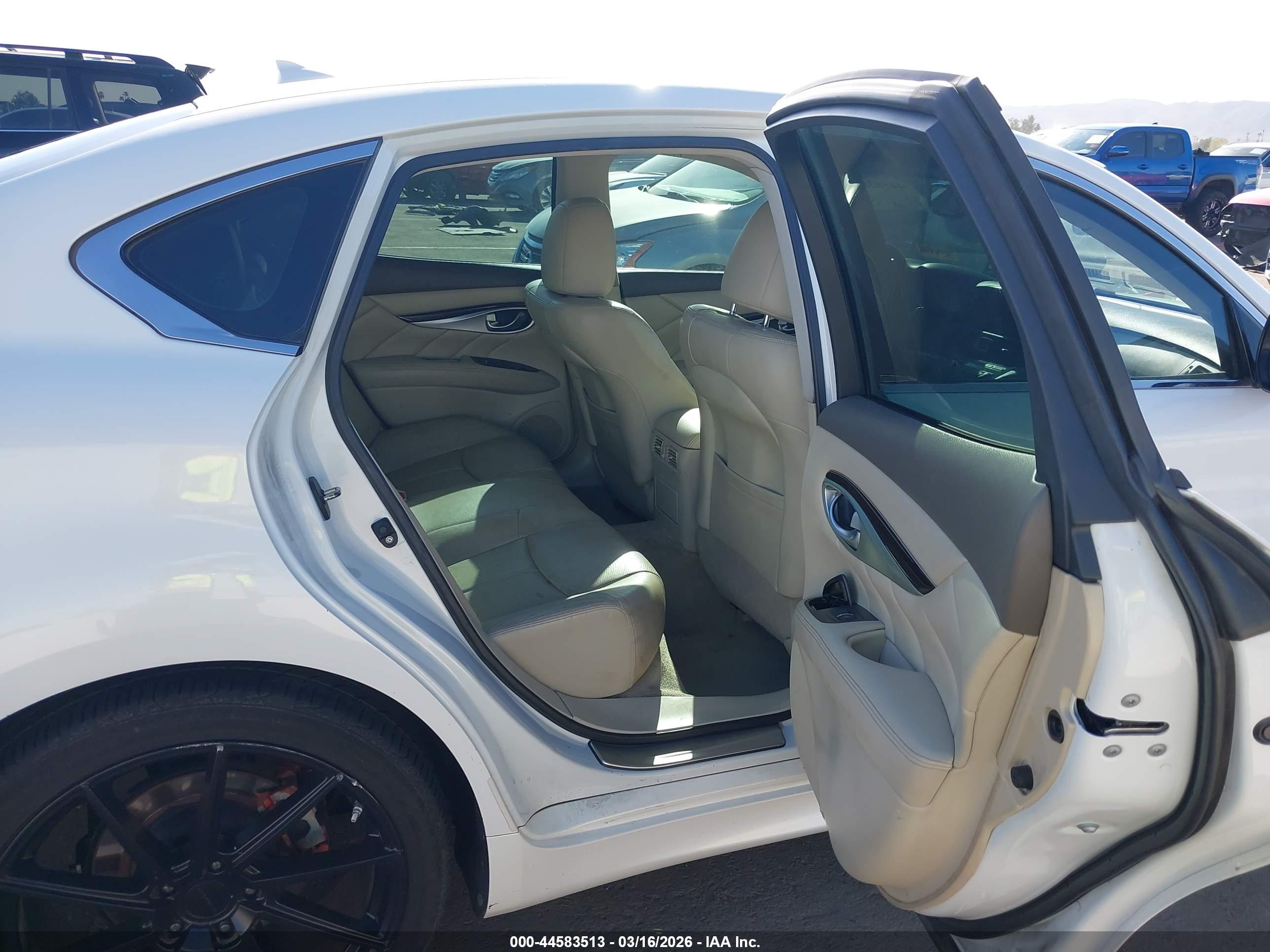 INFINITI Q70 image 8