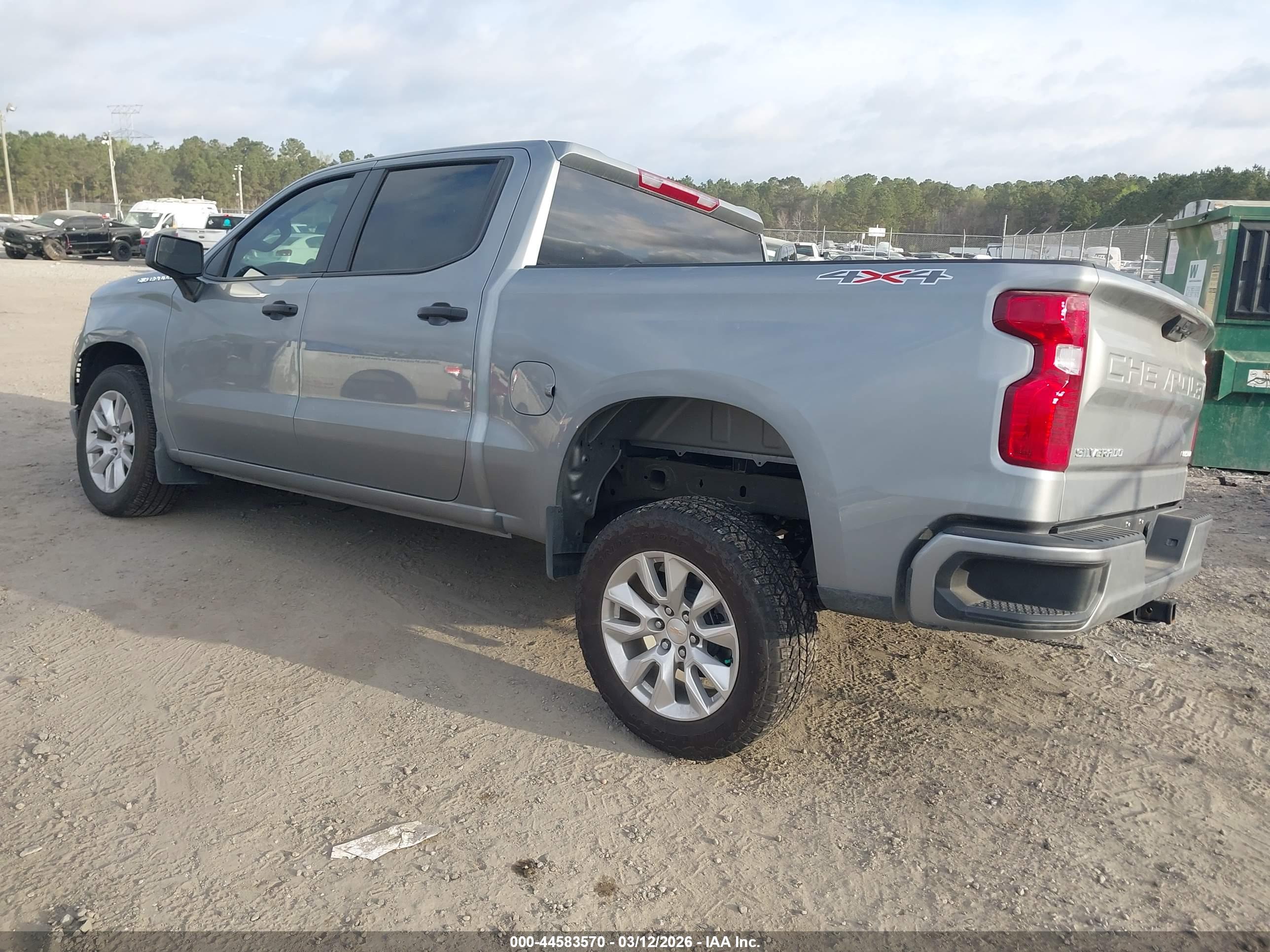 CHEVROLET SILVERADO image 3
