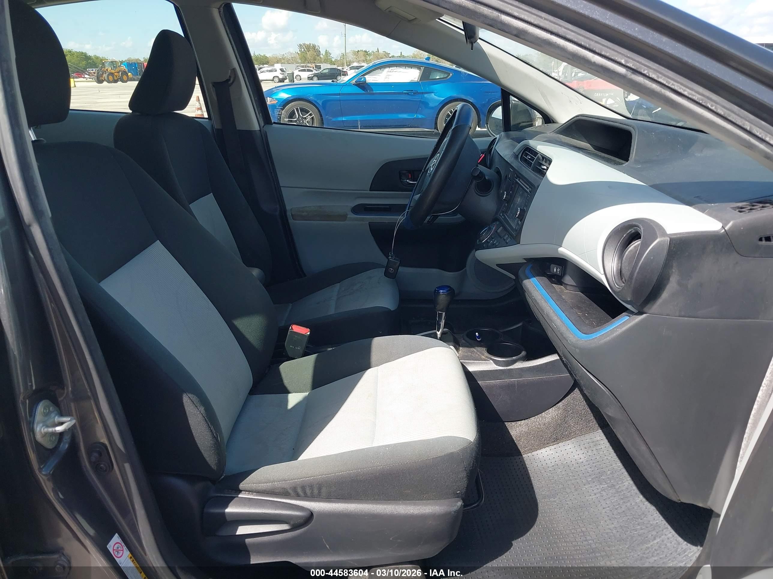 TOYOTA PRIUS image 5
