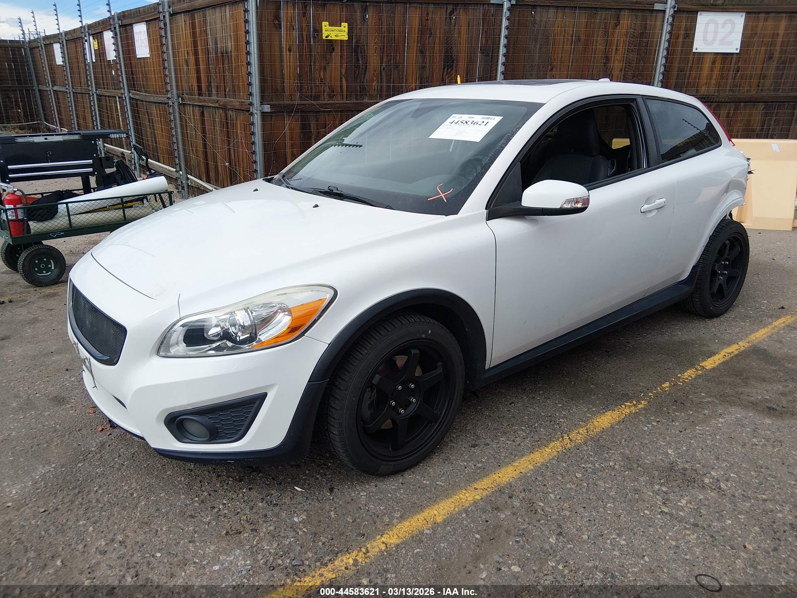 VOLVO C30 image 2