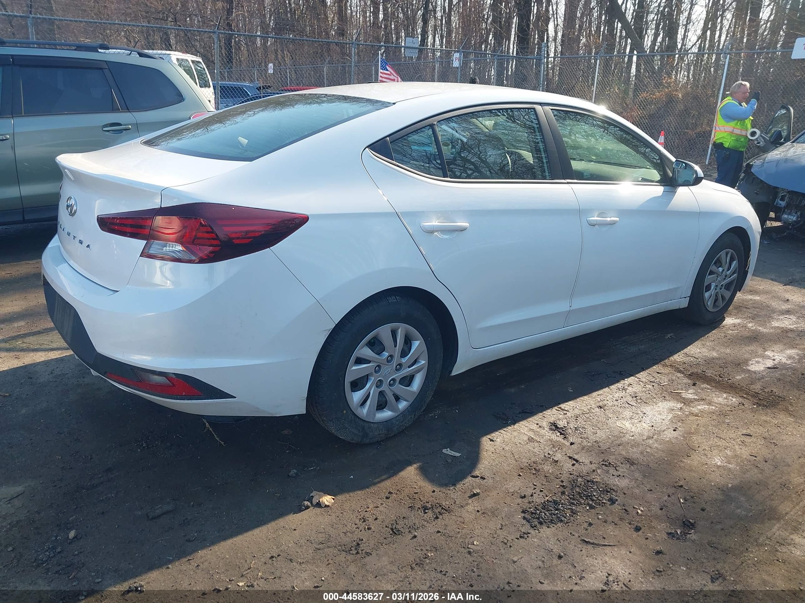 HYUNDAI ELANTRA image 4