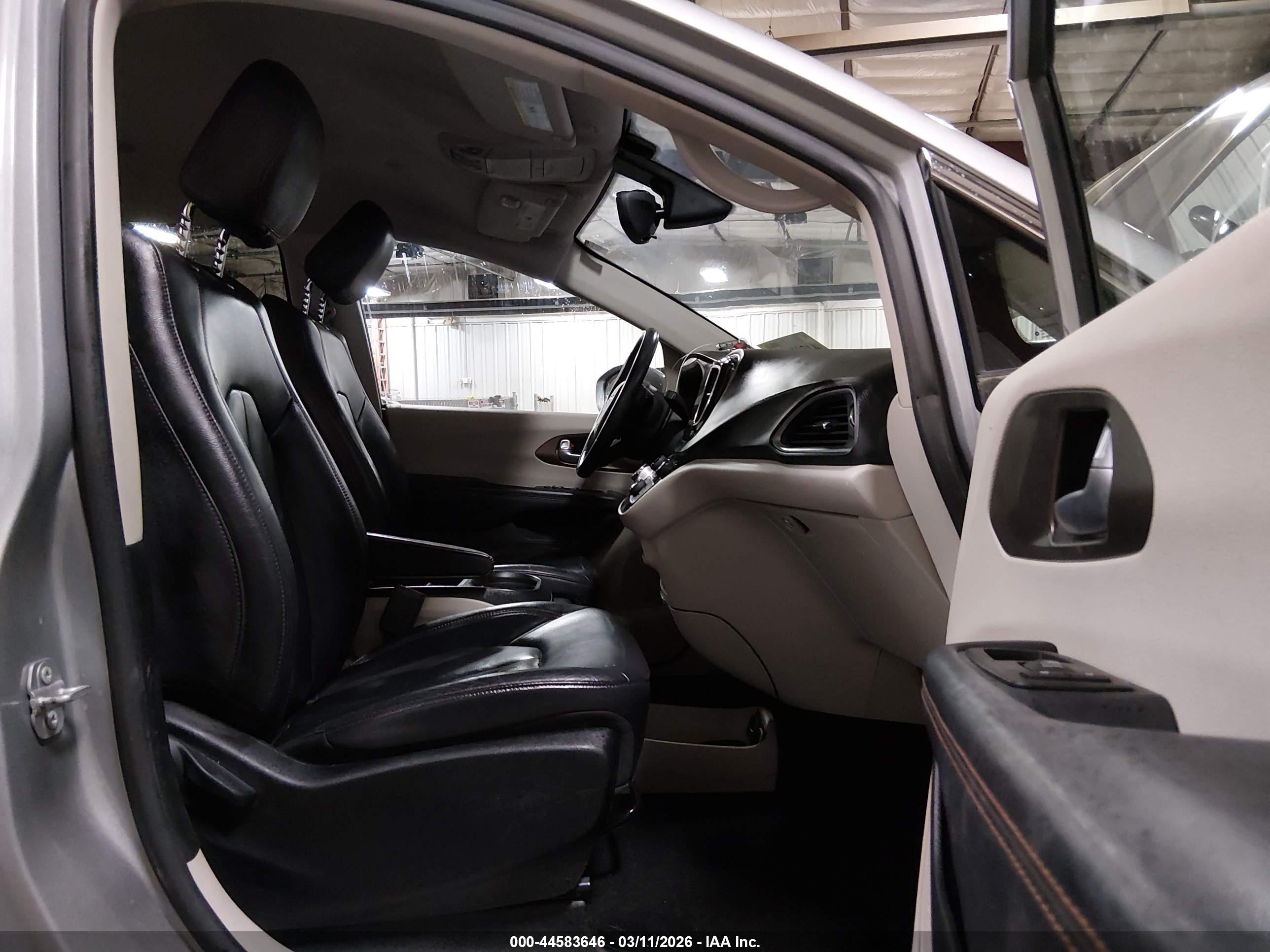 CHRYSLER PACIFICA image 5