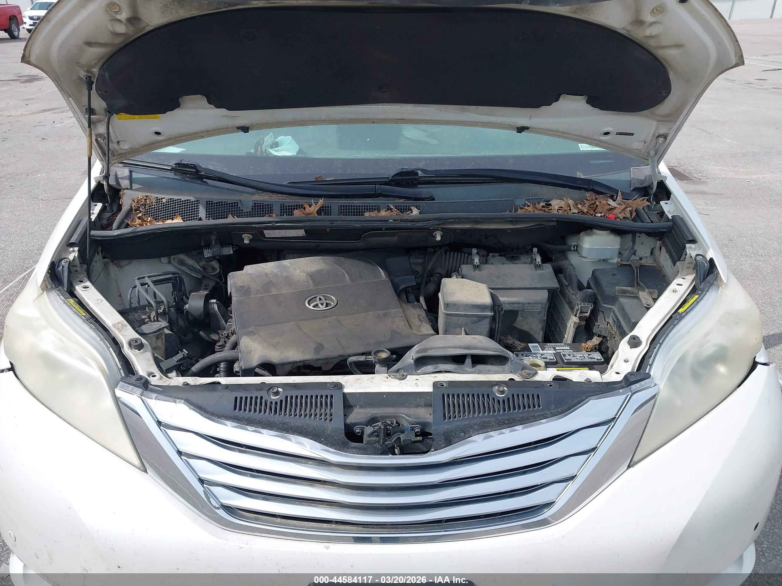 TOYOTA SIENNA image 10