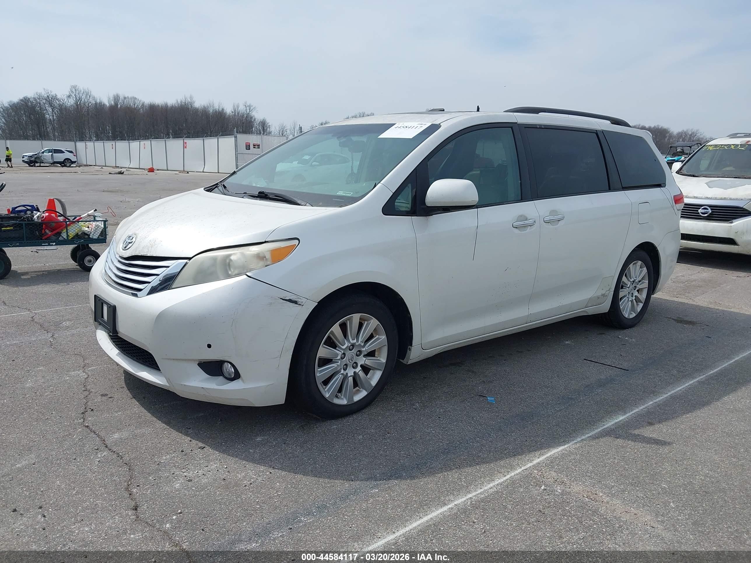 TOYOTA SIENNA image 2