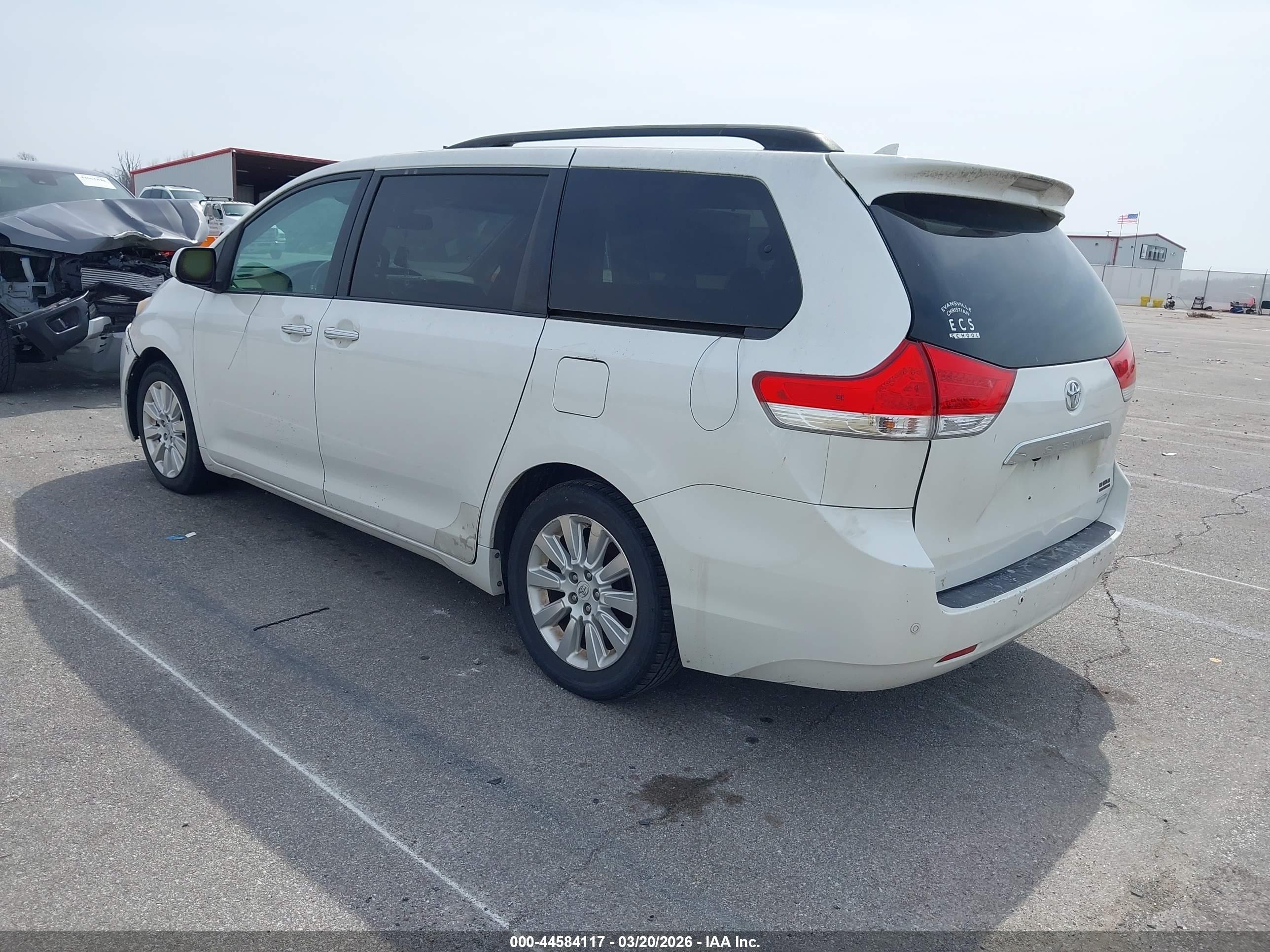 TOYOTA SIENNA image 3