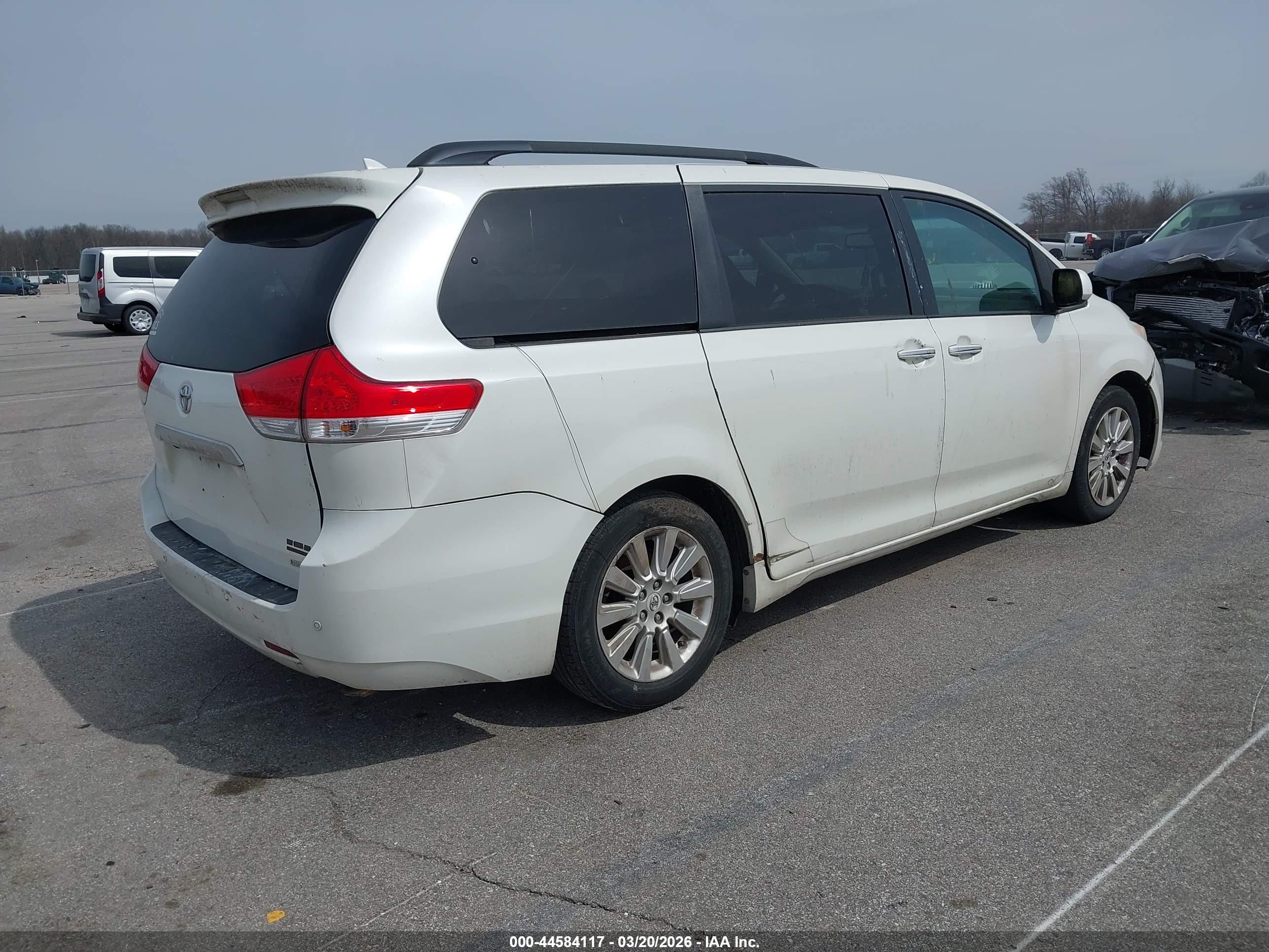 TOYOTA SIENNA image 4