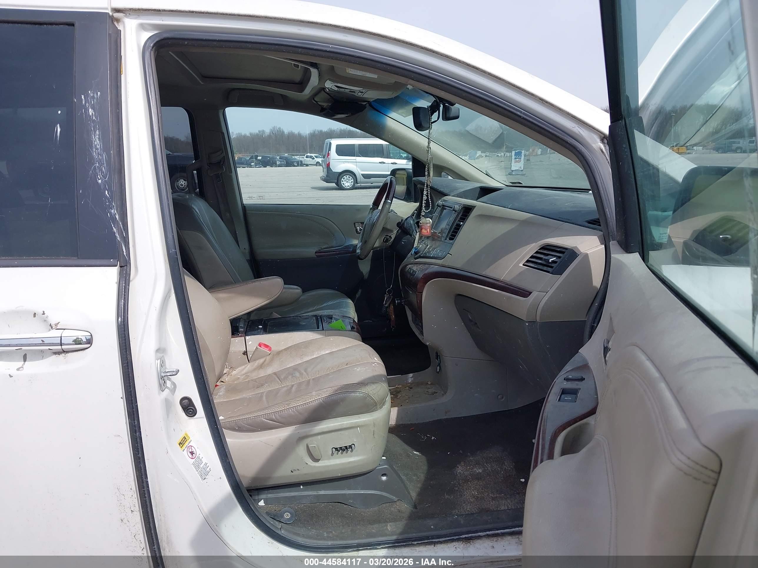 TOYOTA SIENNA image 5