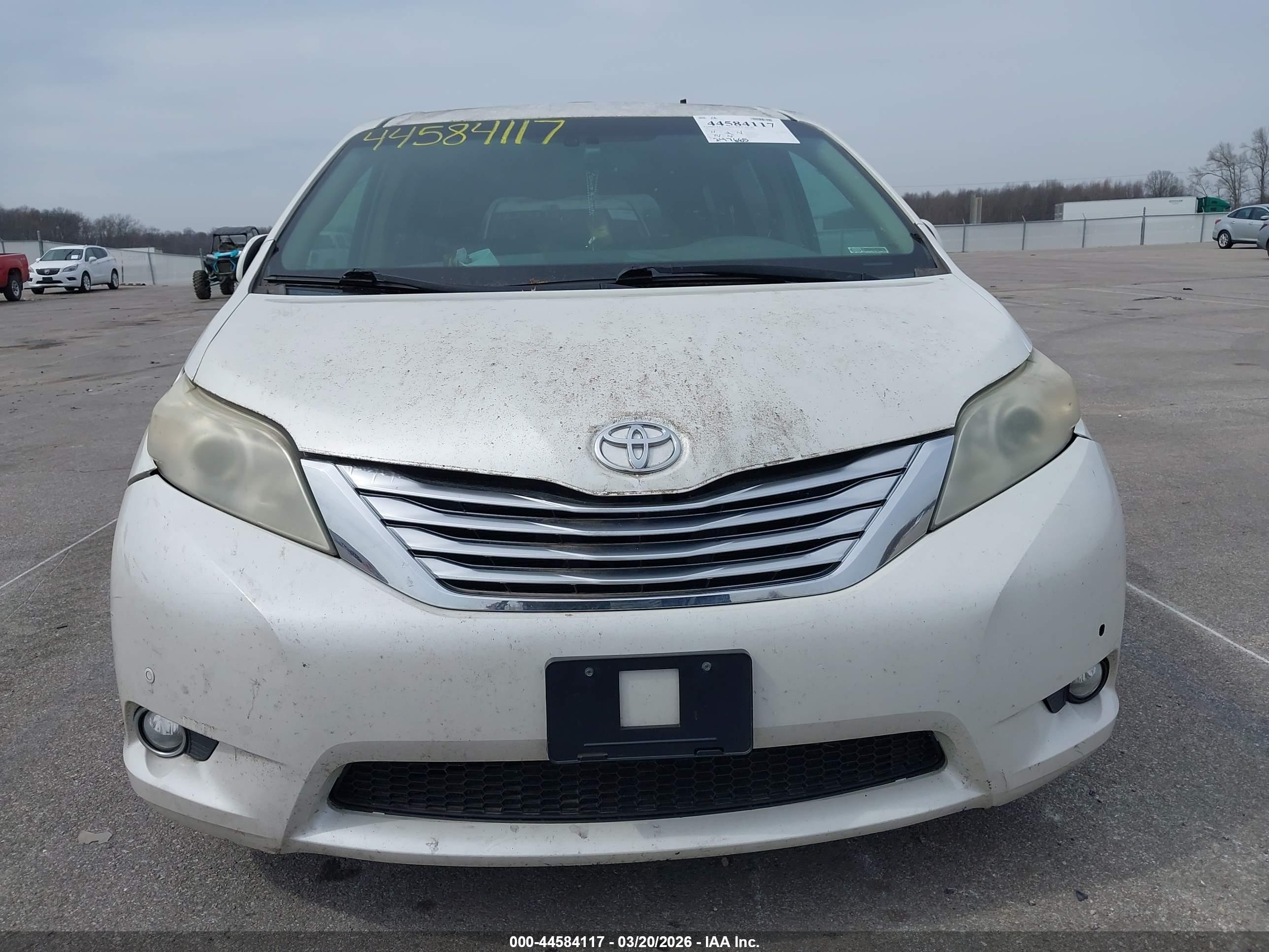 TOYOTA SIENNA image 6