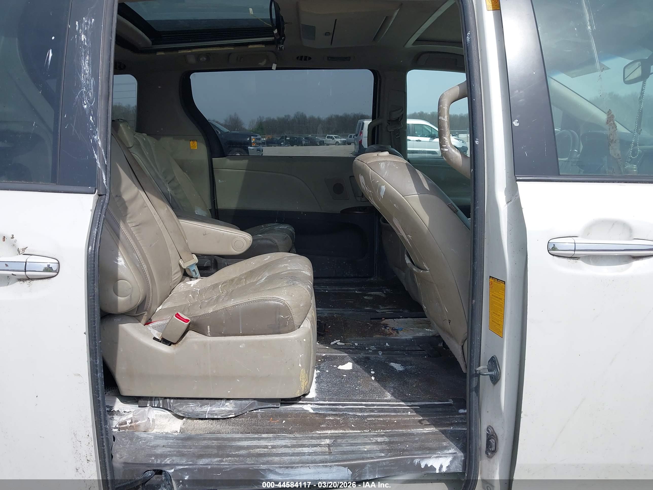 TOYOTA SIENNA image 8