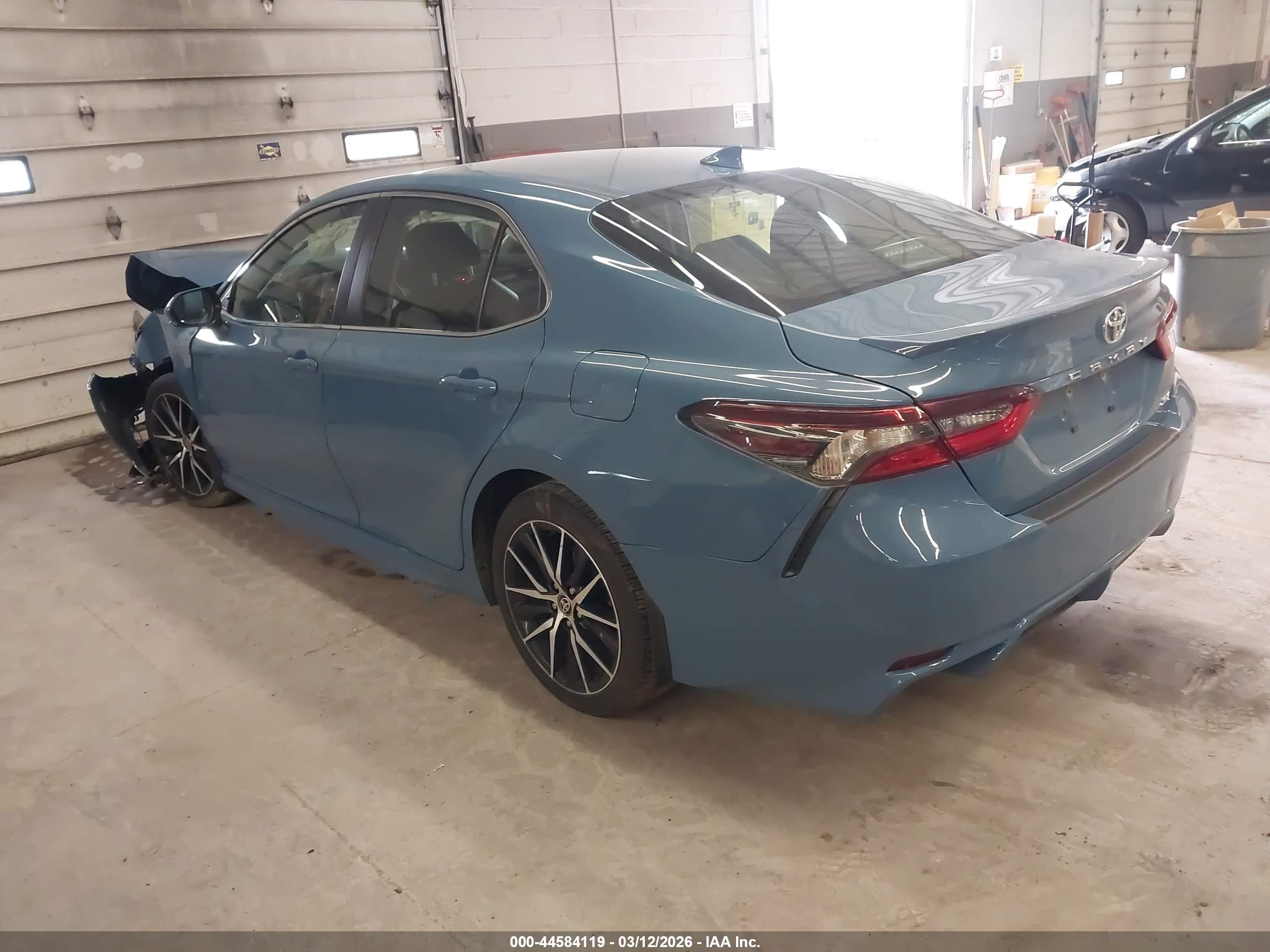 TOYOTA CAMRY image 3