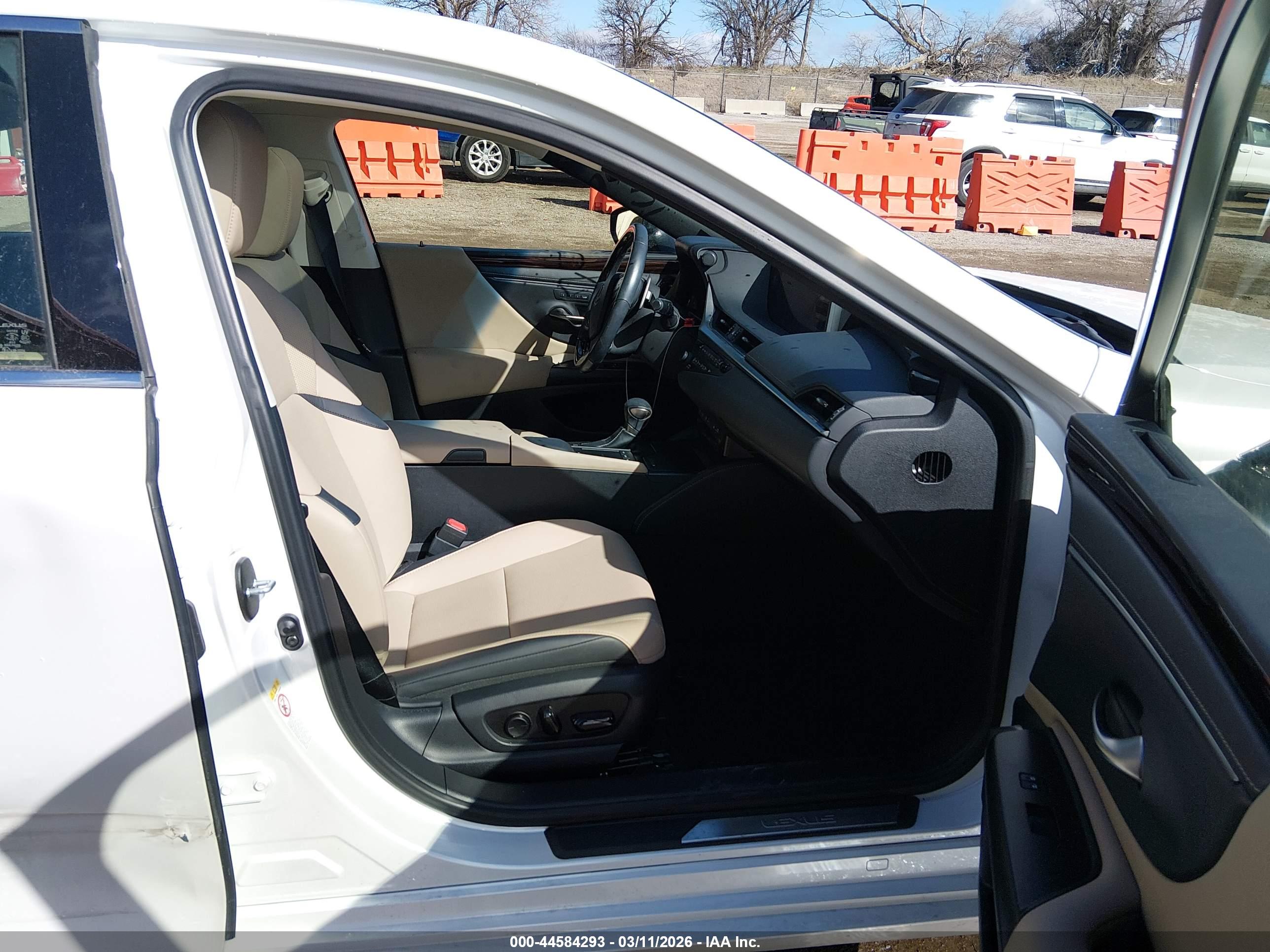 LEXUS ES image 5