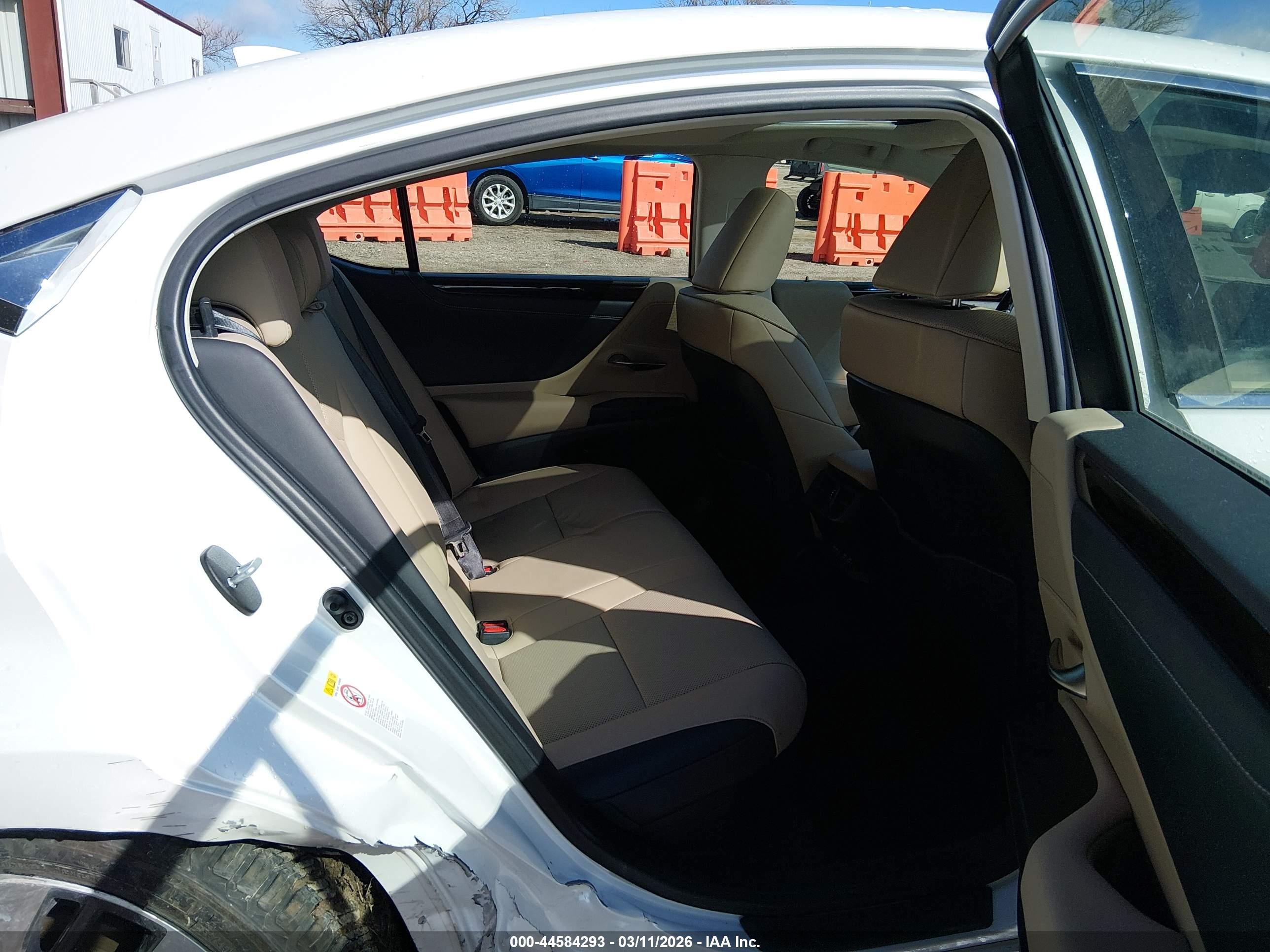 LEXUS ES image 8