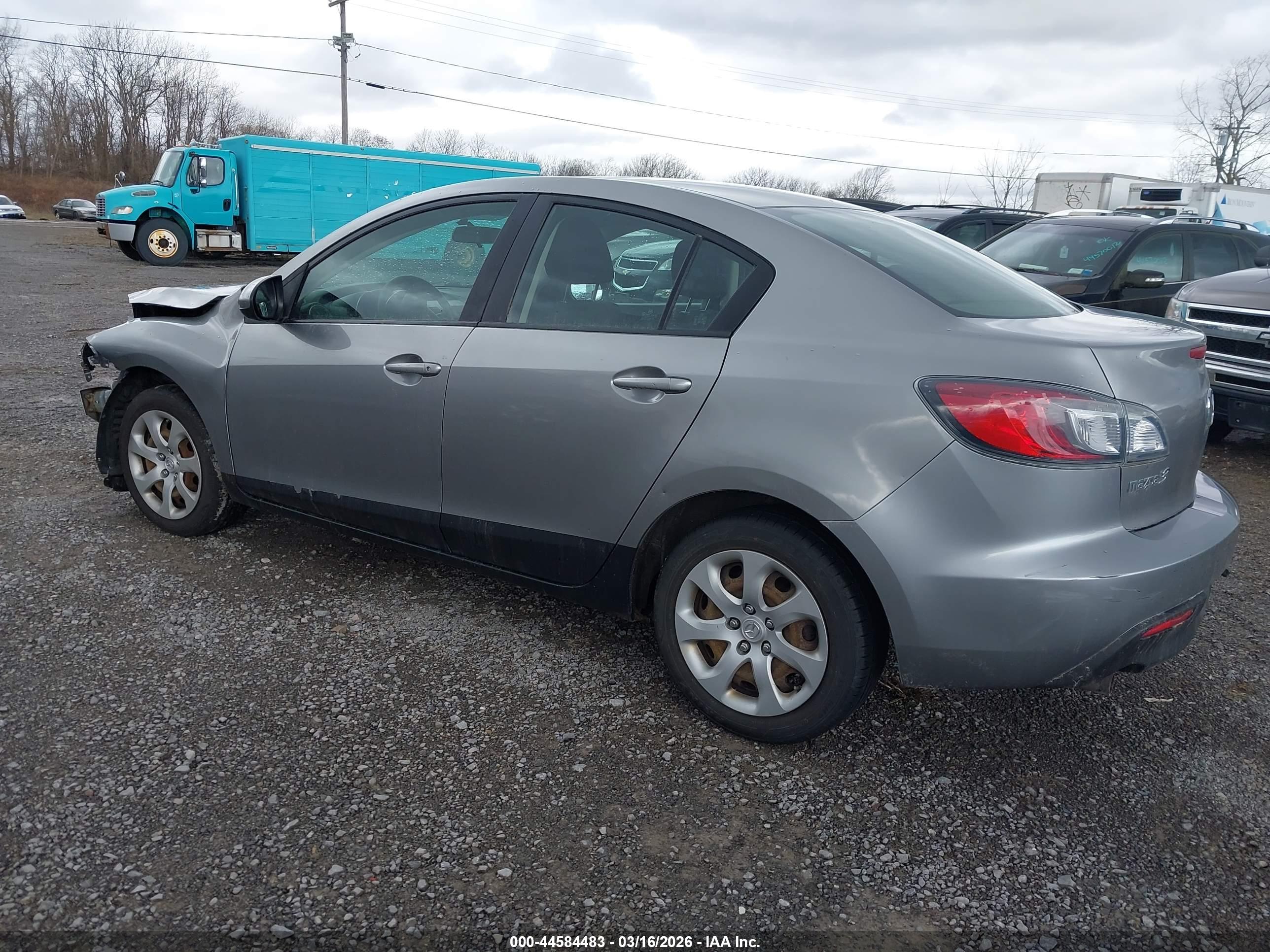 MAZDA MAZDA3 image 3