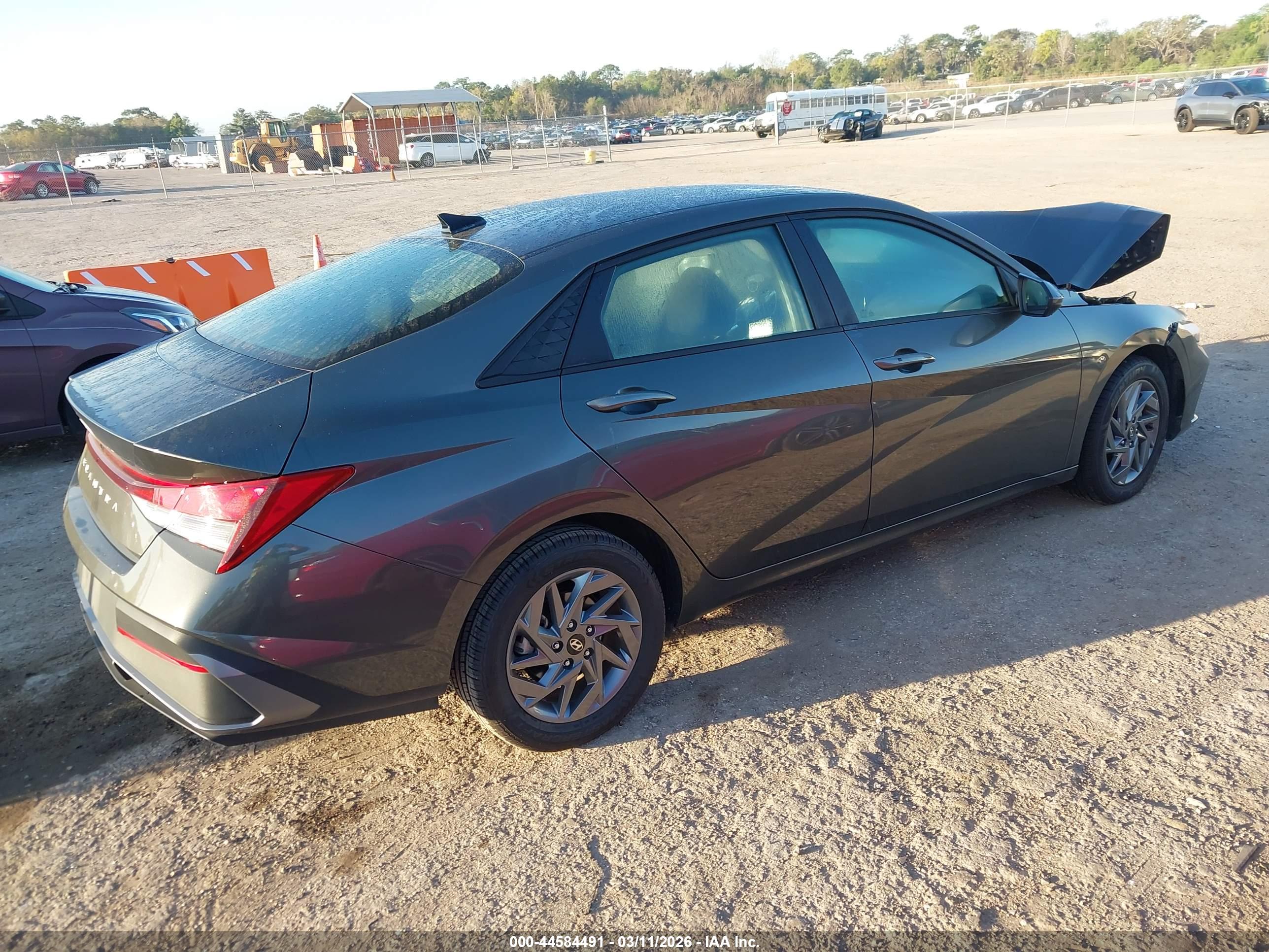 HYUNDAI ELANTRA image 4
