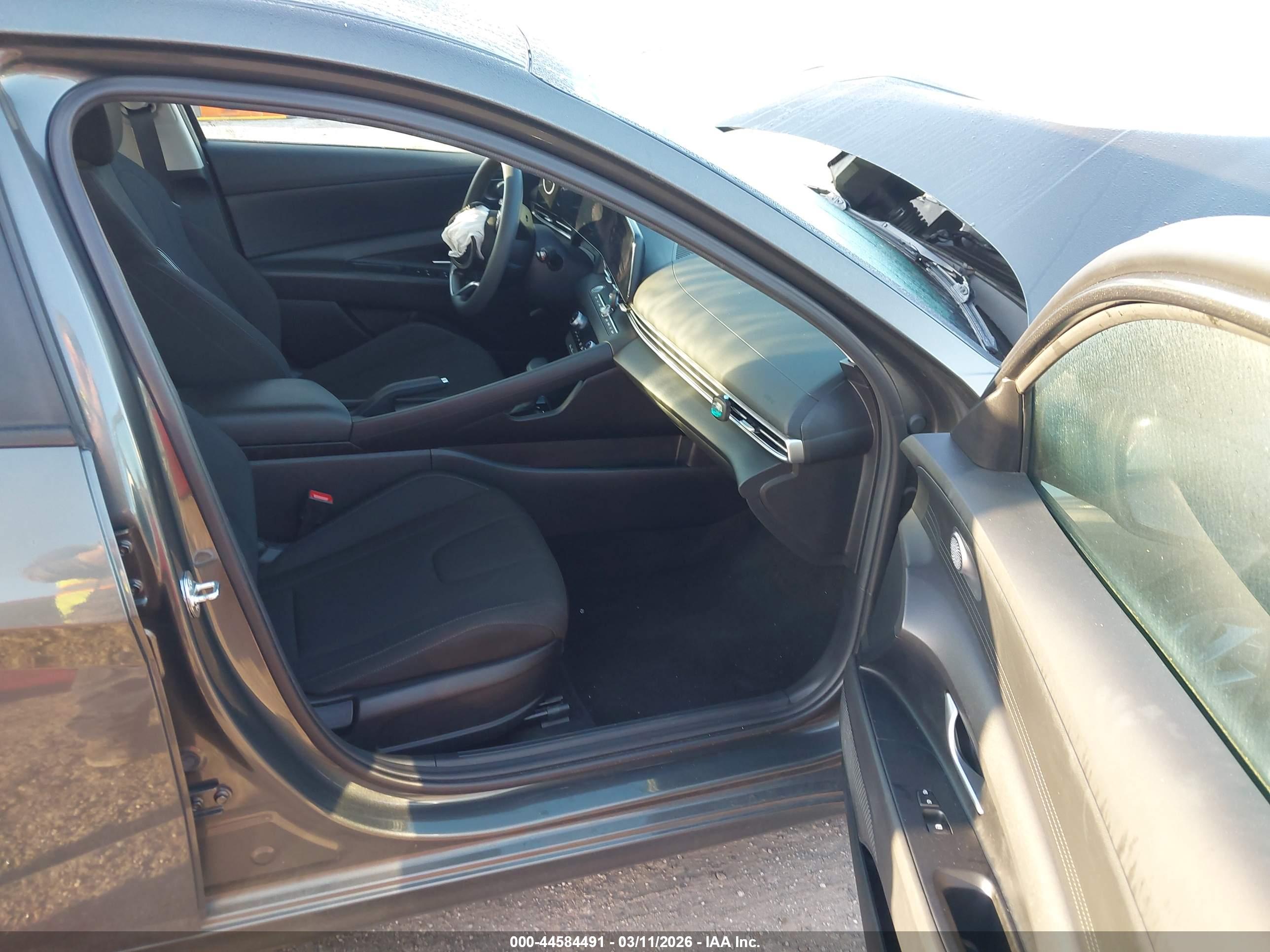 HYUNDAI ELANTRA image 5