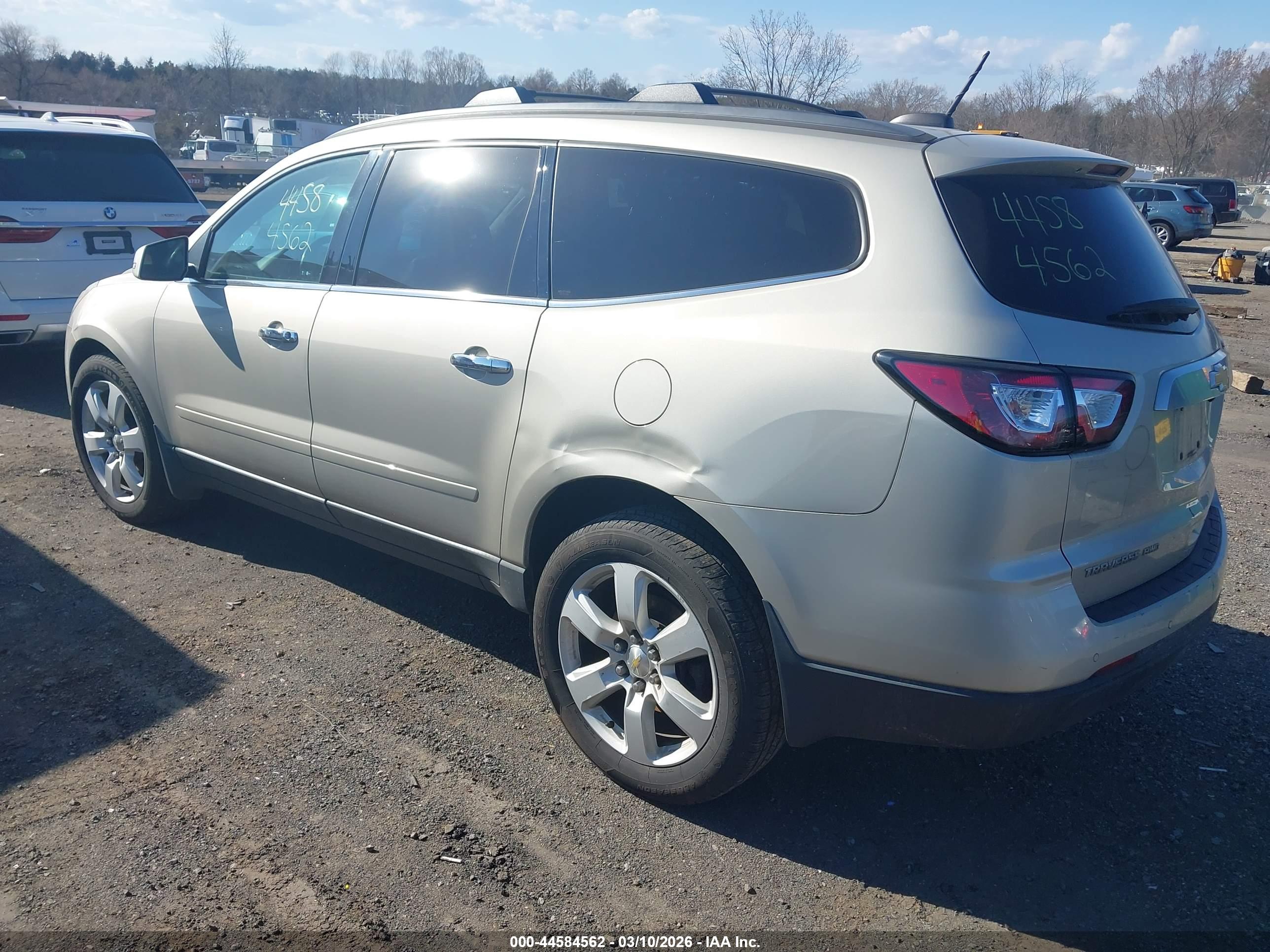 CHEVROLET TRAVERSE image 3