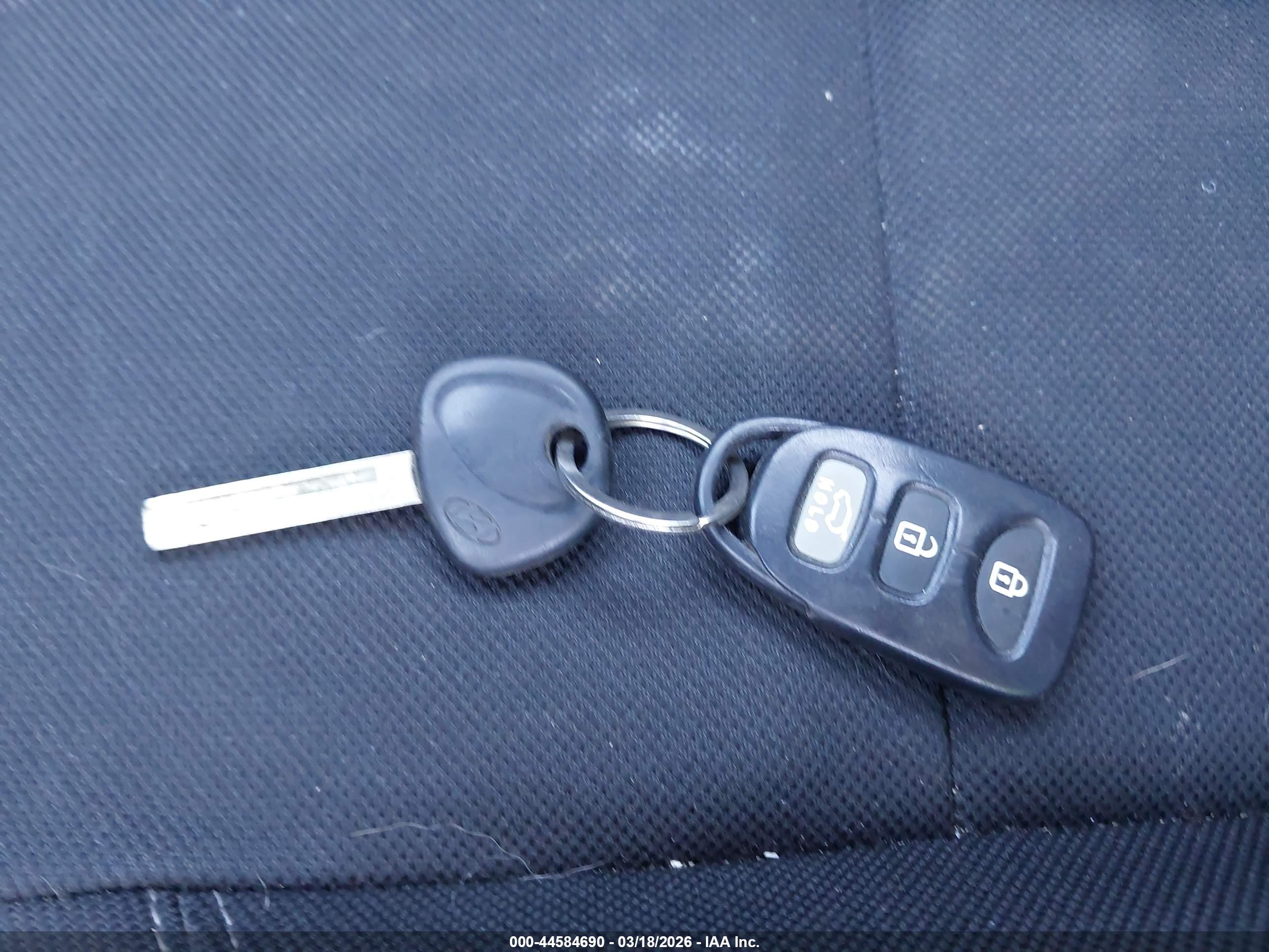 HYUNDAI VELOSTER image 11