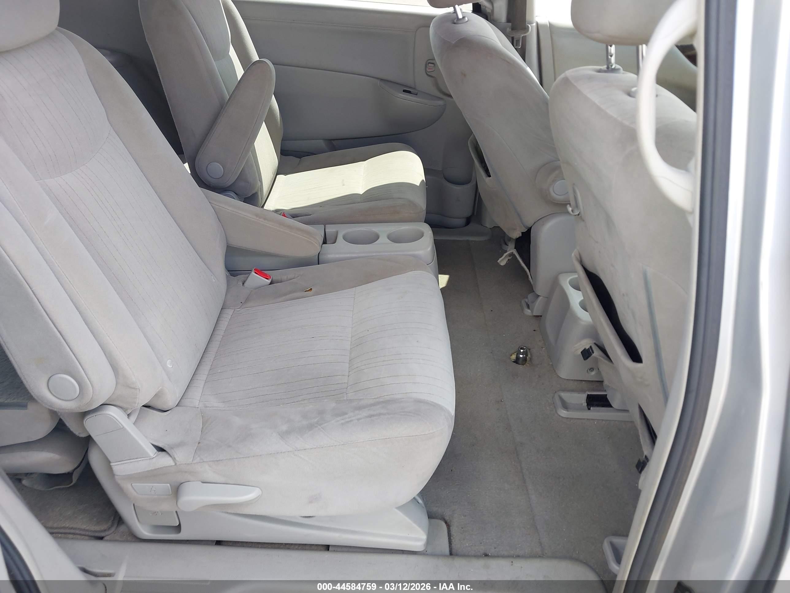 NISSAN QUEST image 8