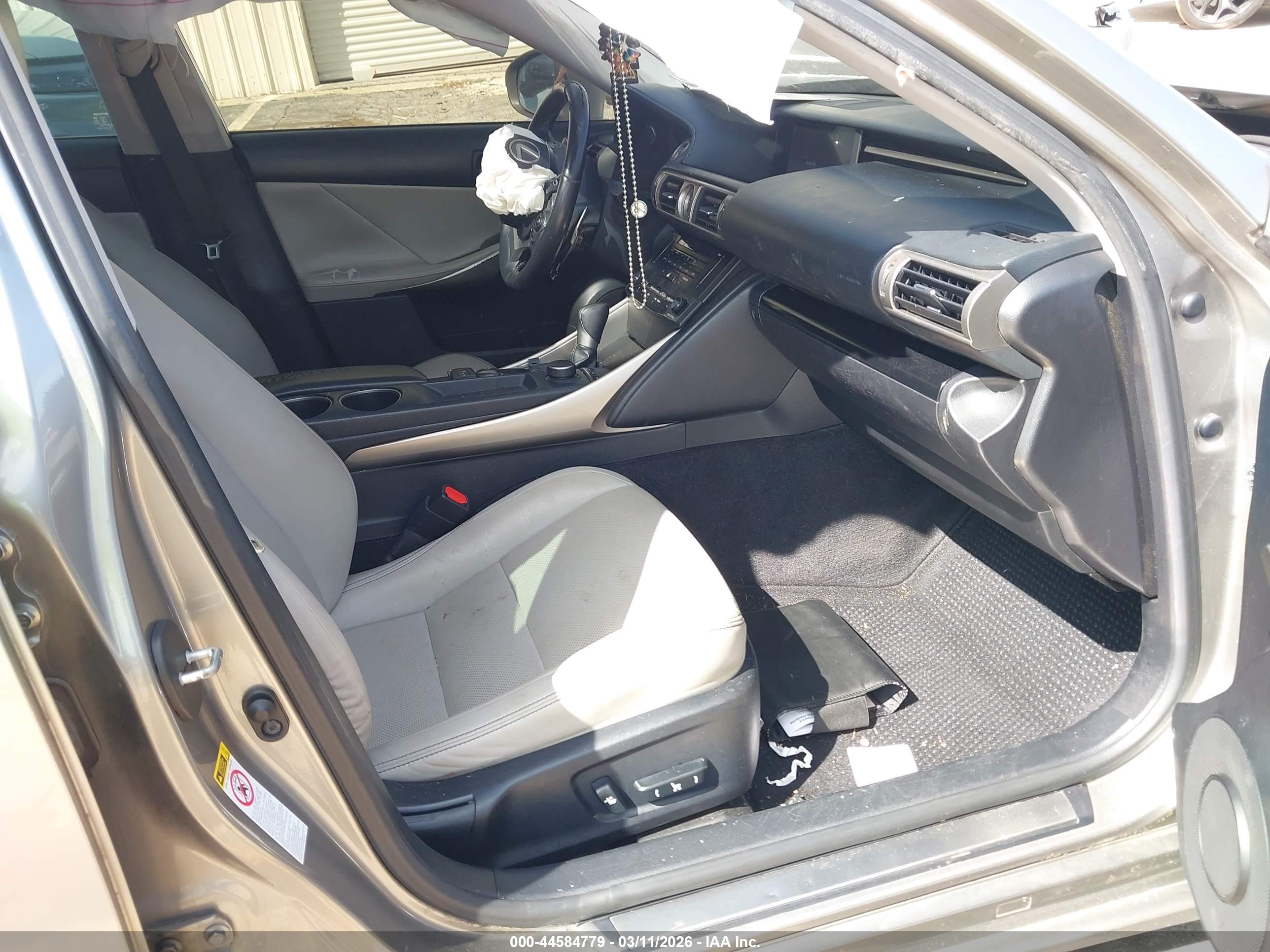 LEXUS IS image 5