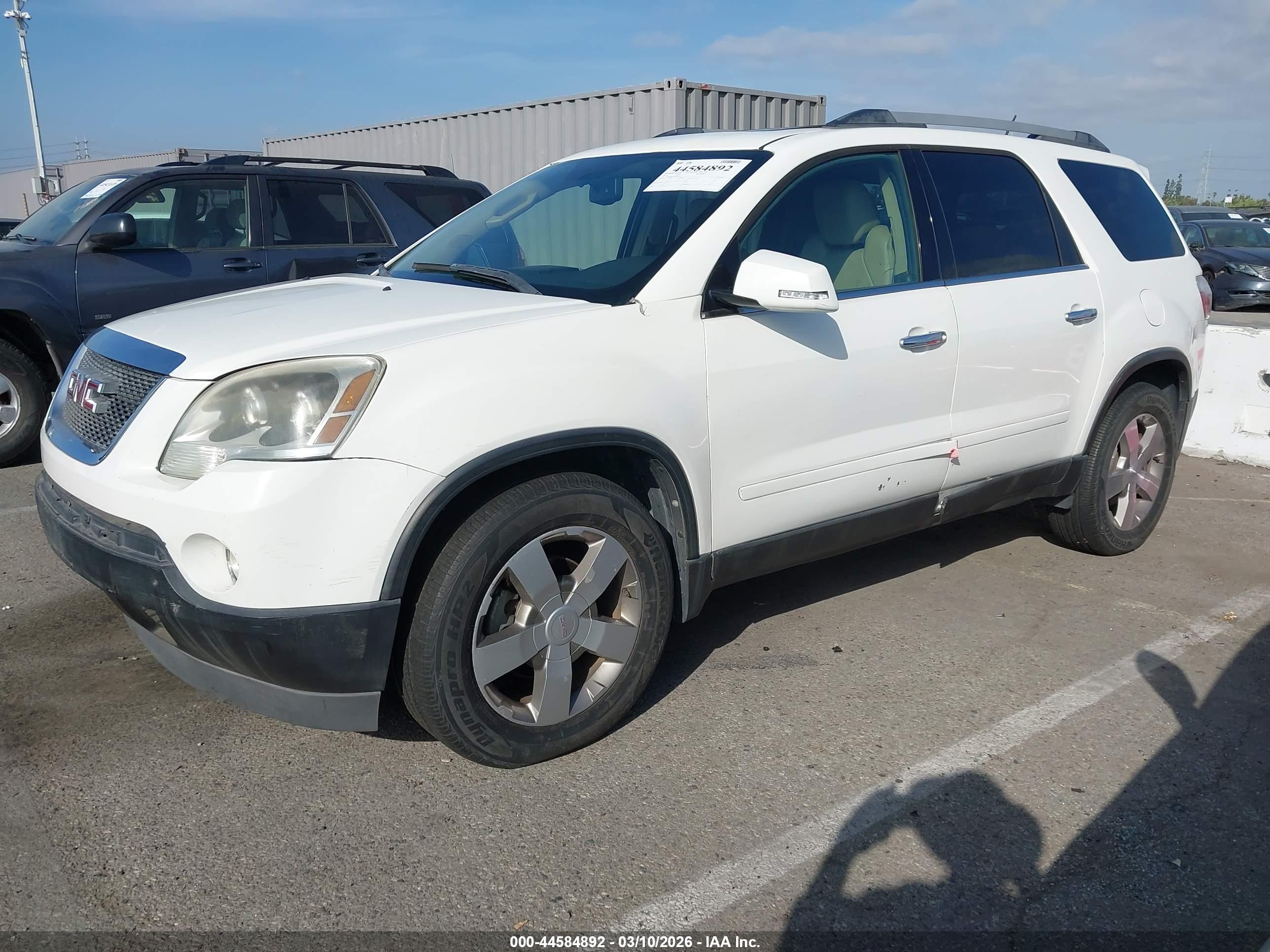 GMC ACADIA image 2