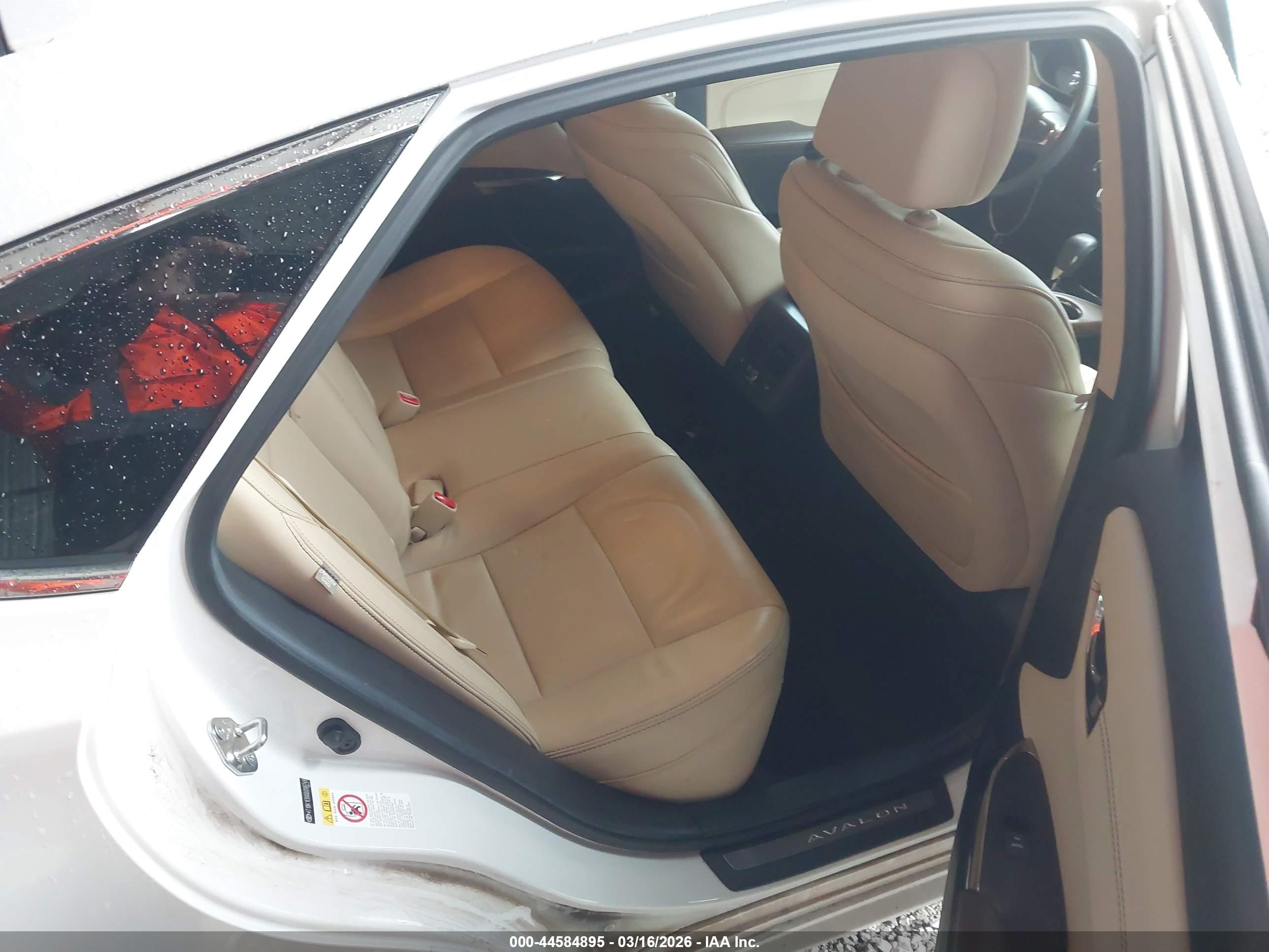 TOYOTA AVALON image 8