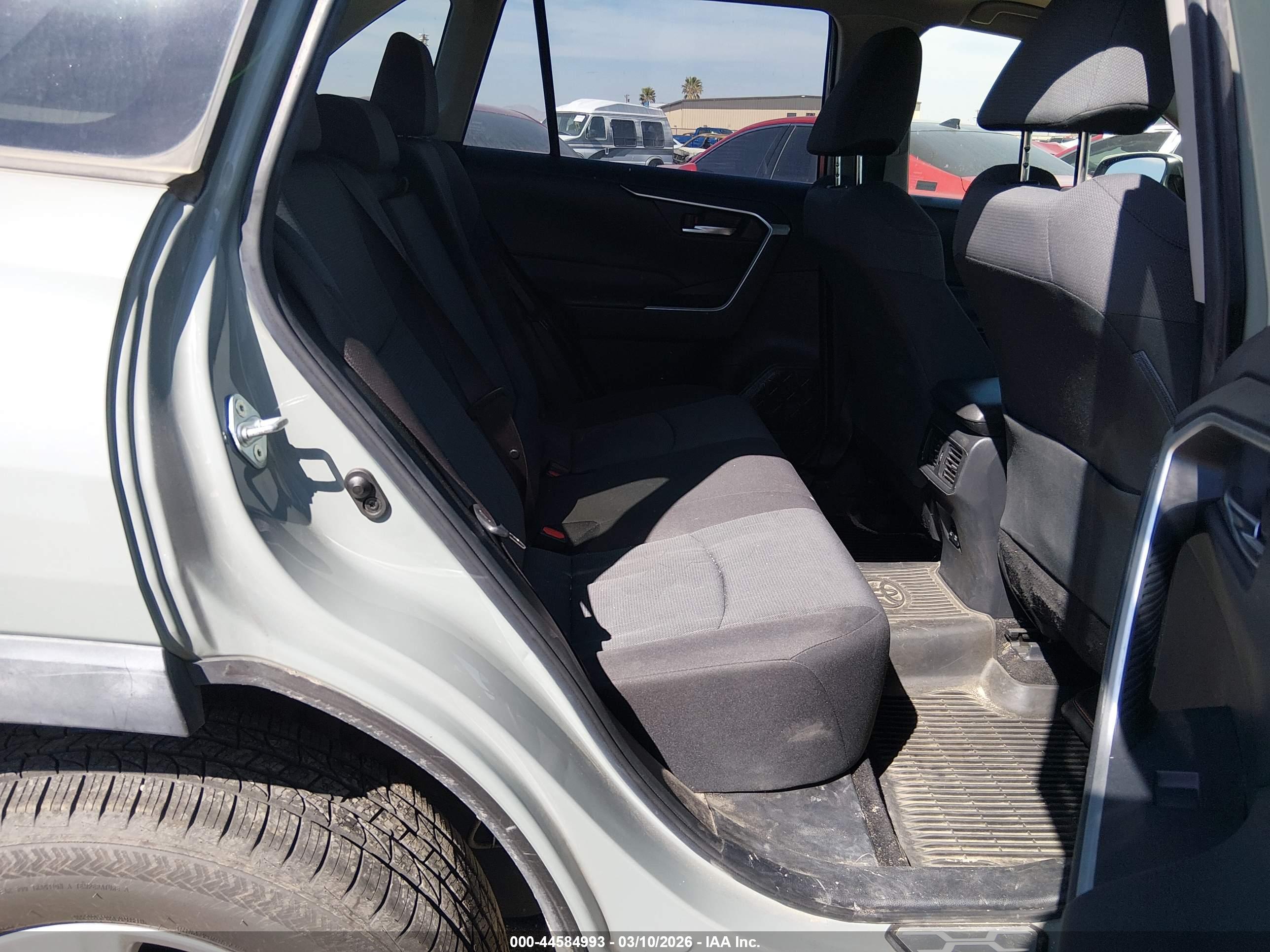TOYOTA RAV4 image 8