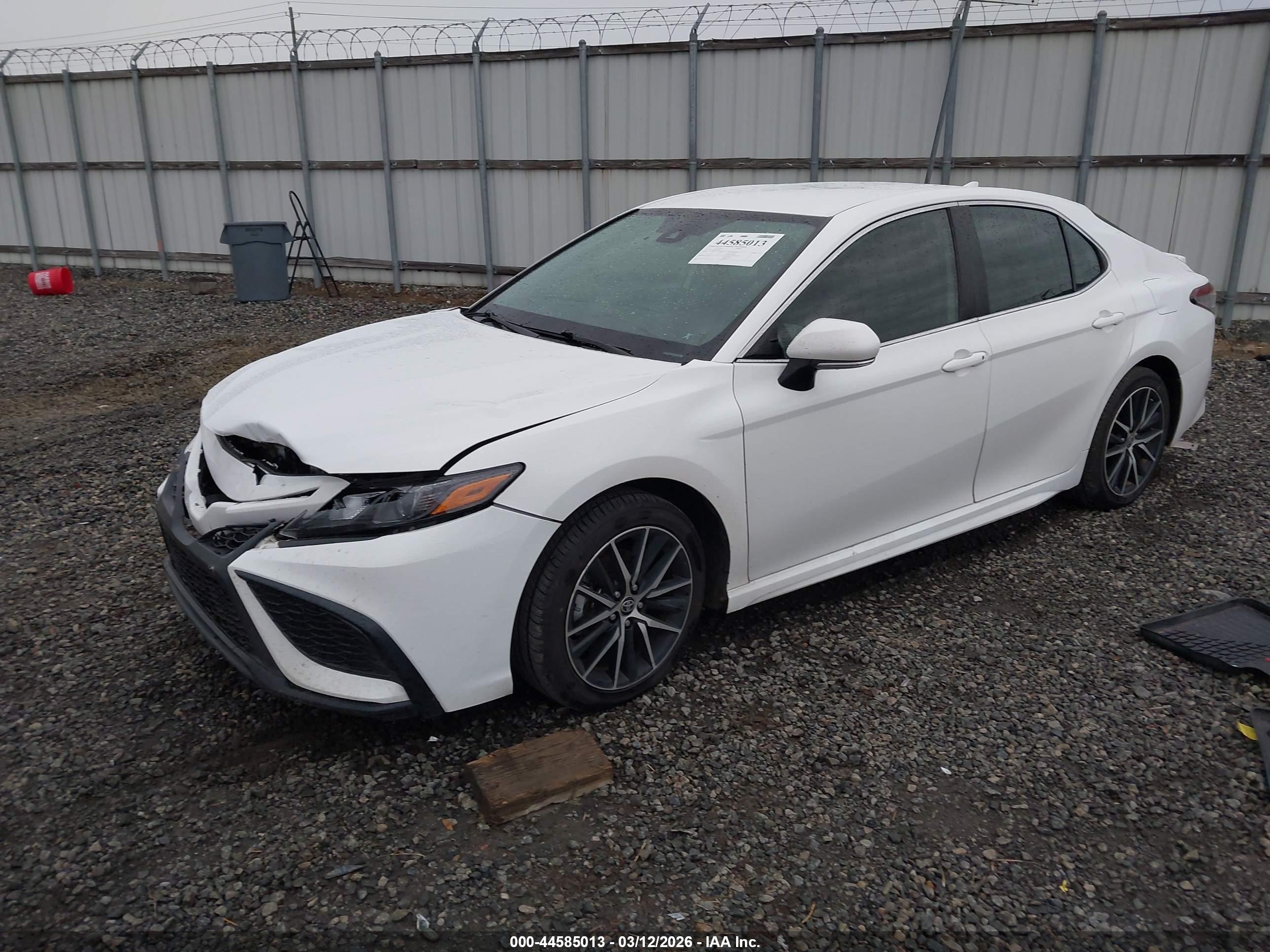 TOYOTA CAMRY image 2