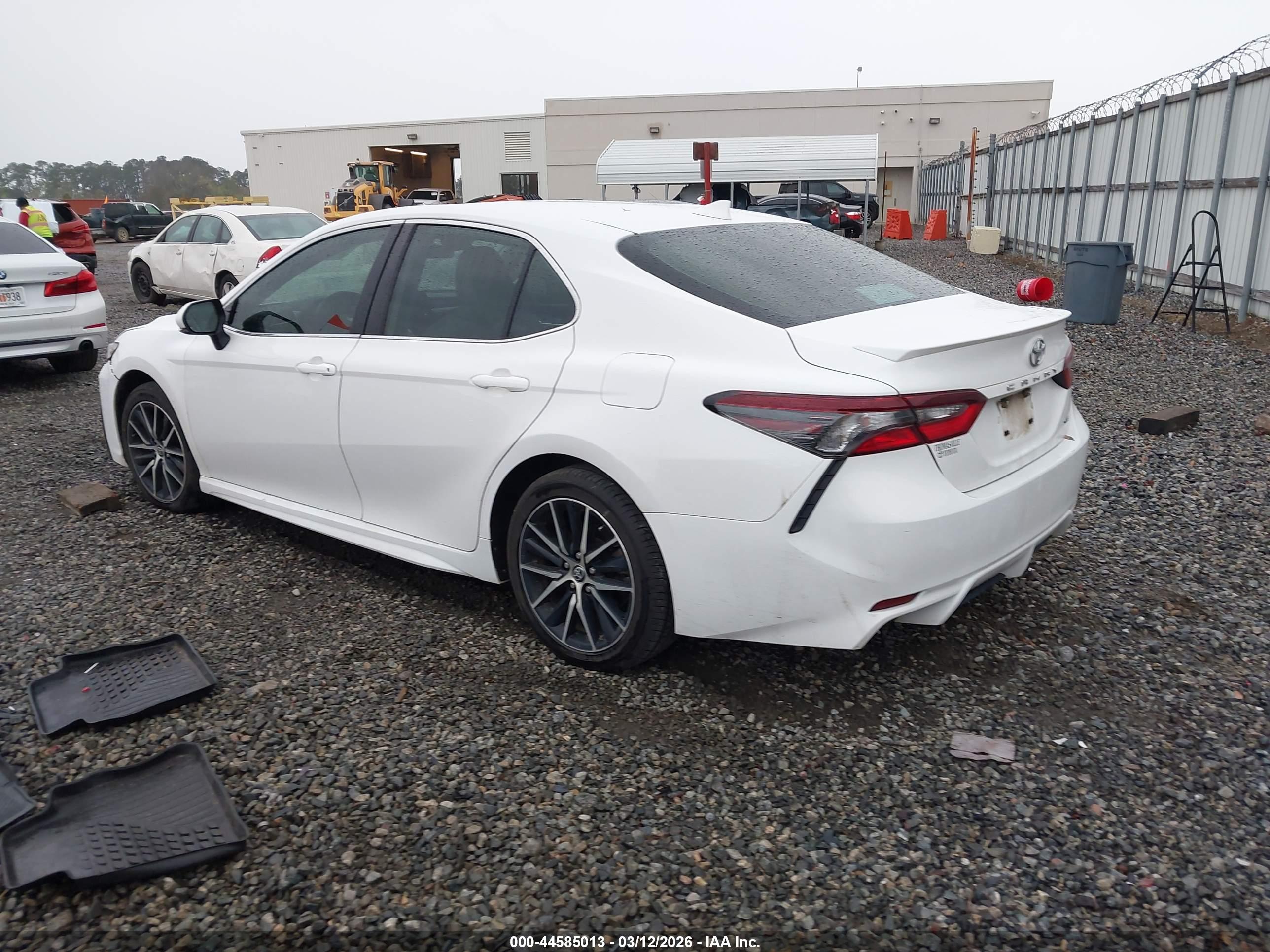 TOYOTA CAMRY image 3