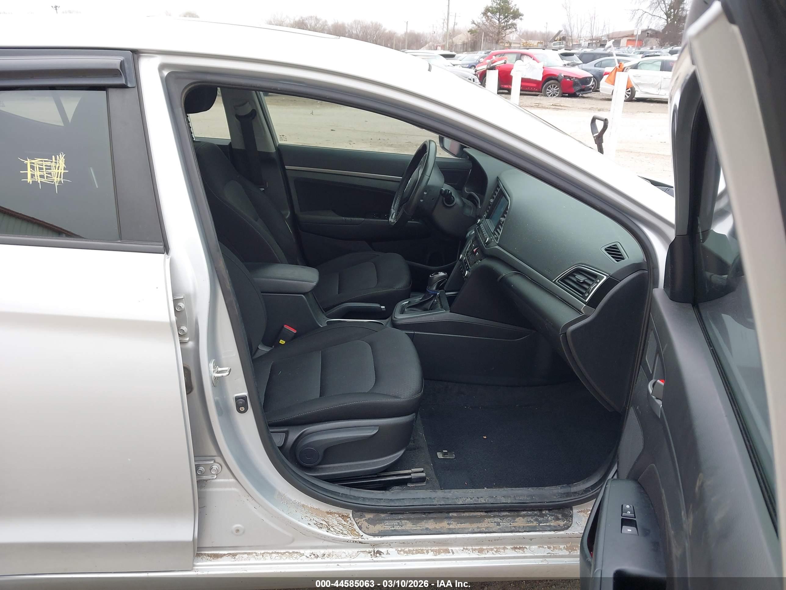 HYUNDAI ELANTRA image 5