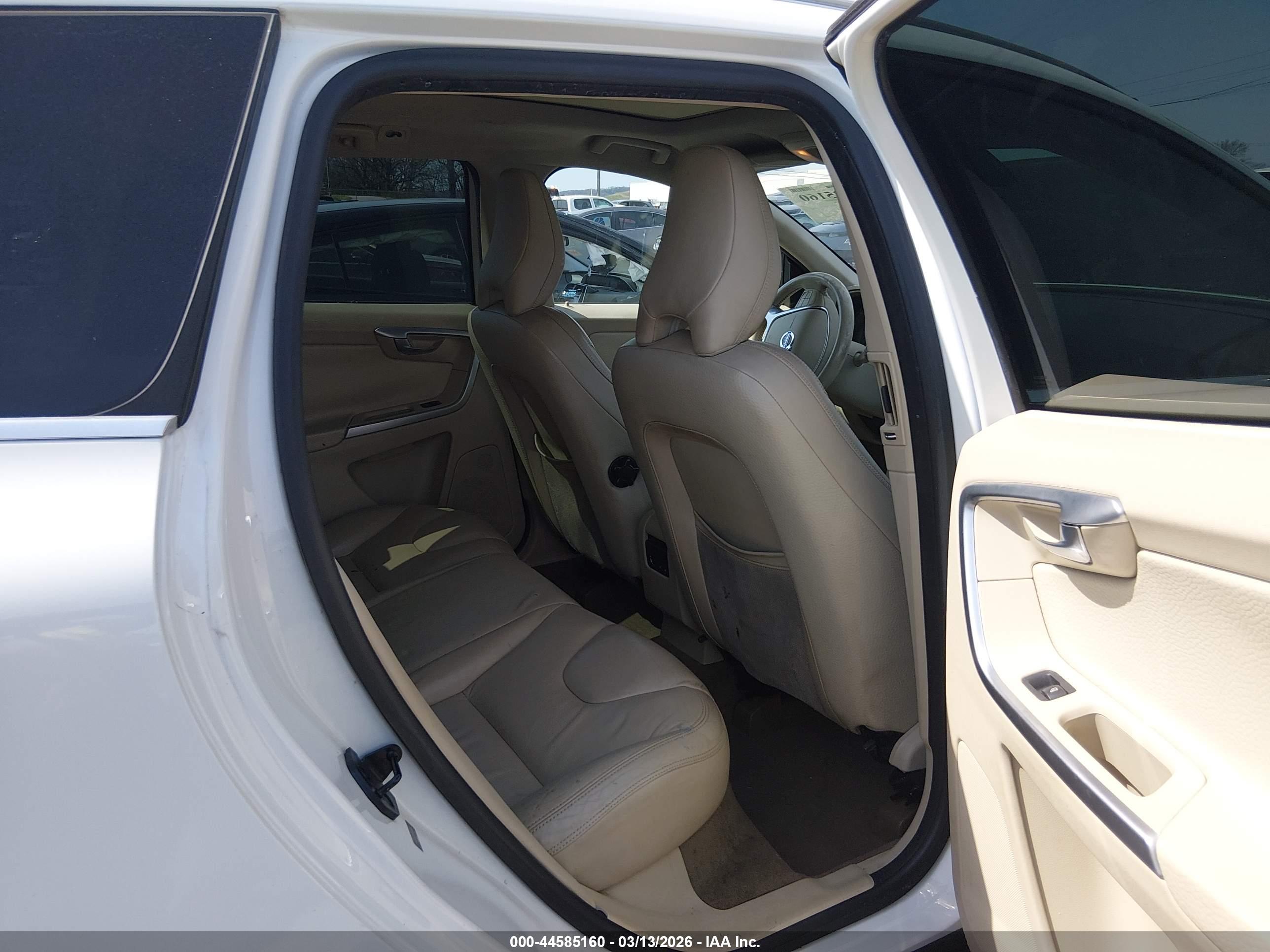VOLVO XC60 image 8