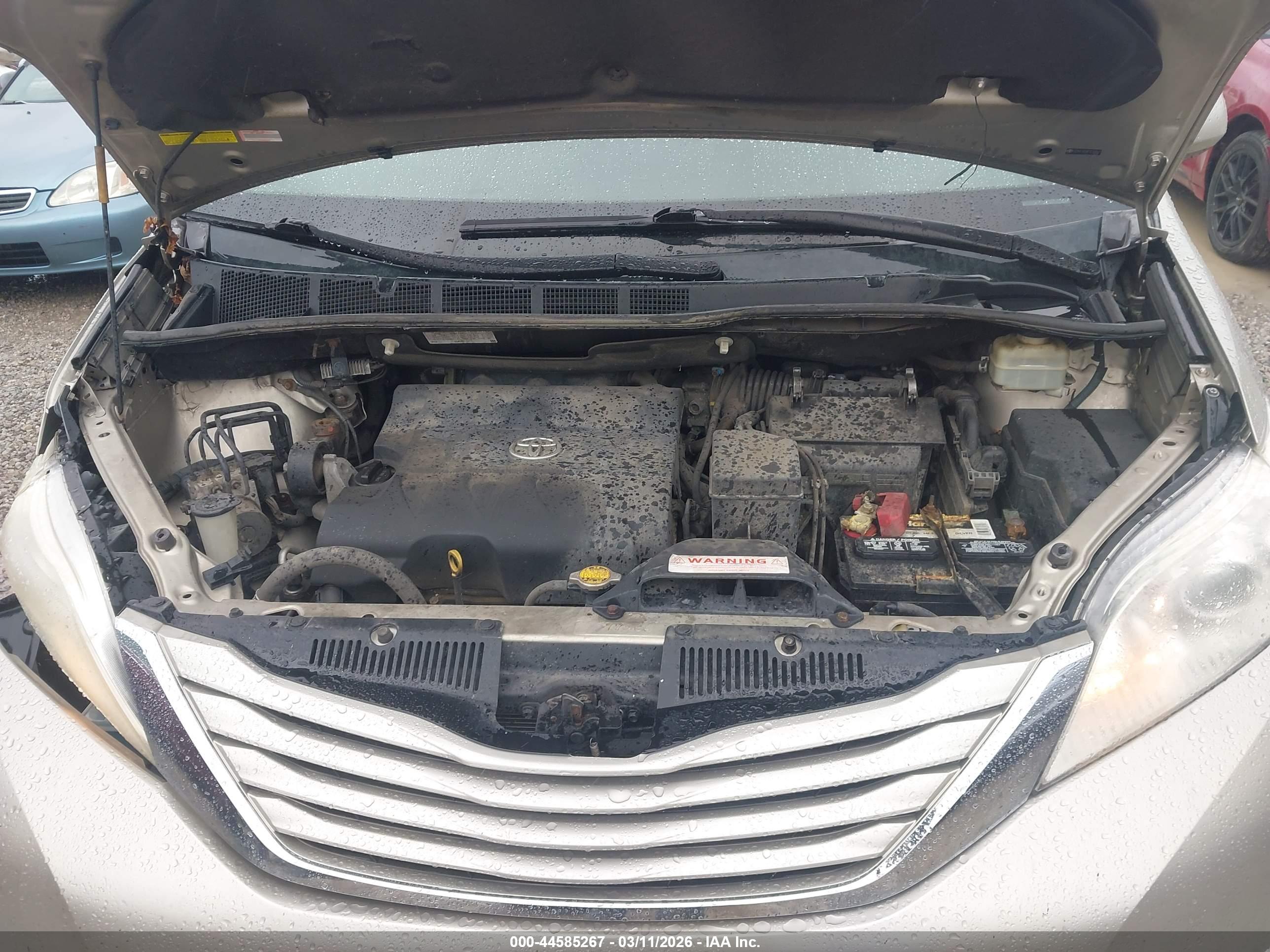 TOYOTA SIENNA image 10