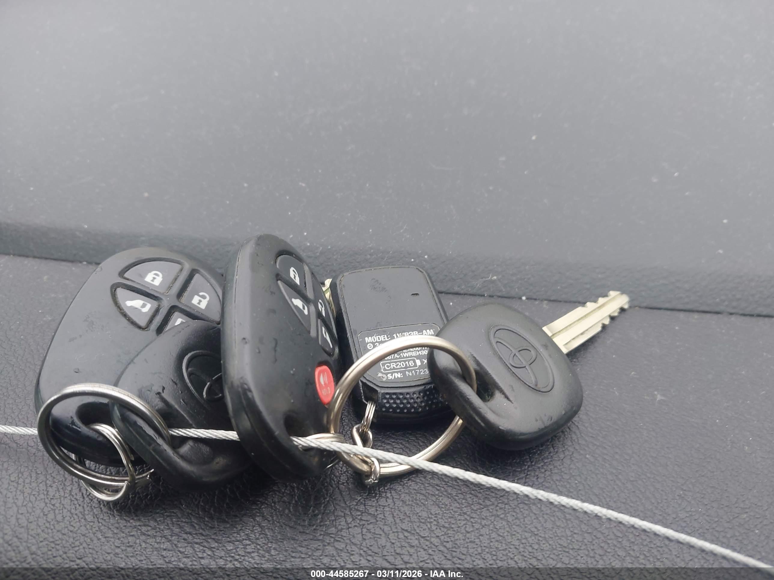 TOYOTA SIENNA image 11