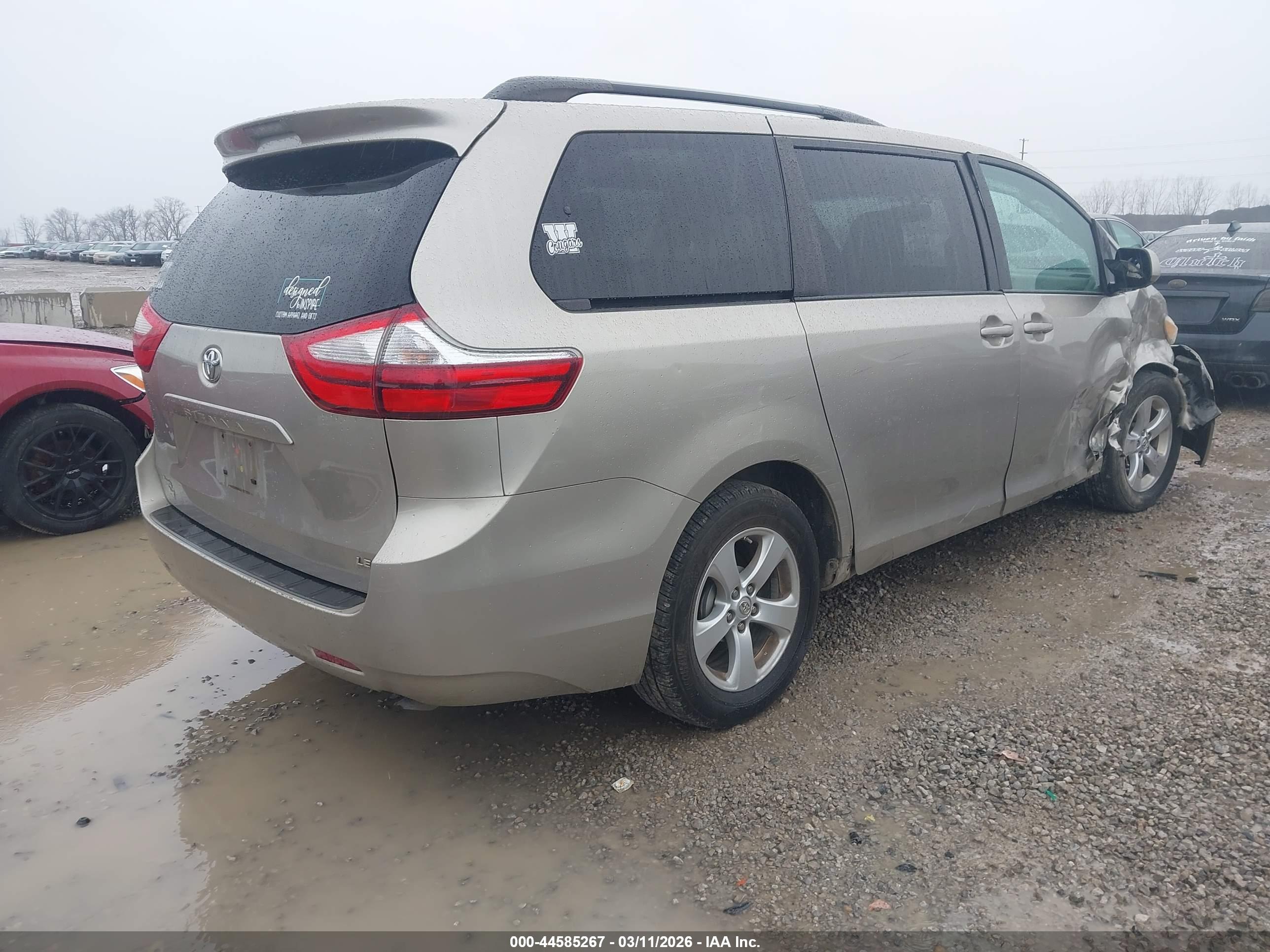 TOYOTA SIENNA image 4