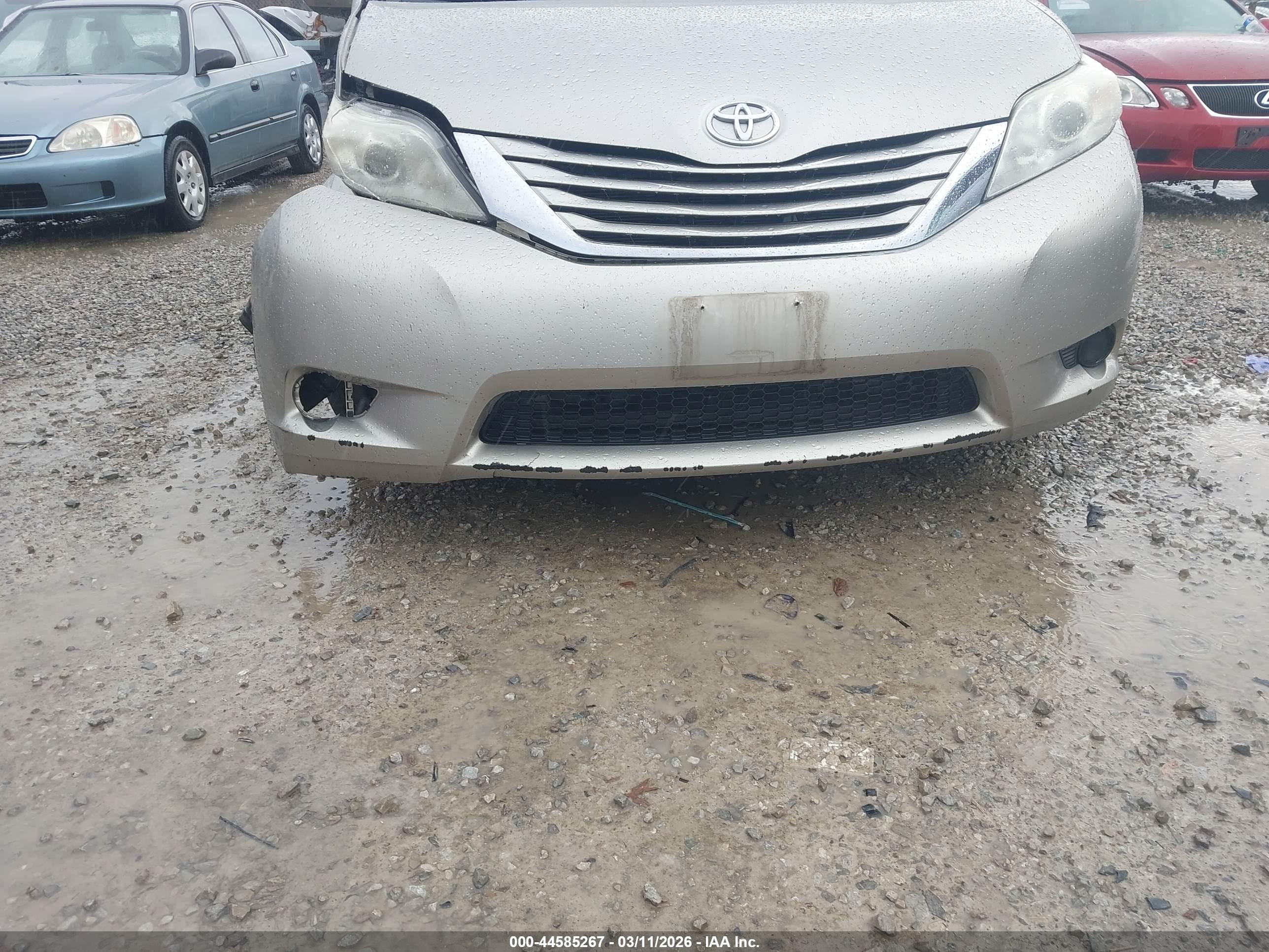 TOYOTA SIENNA image 6