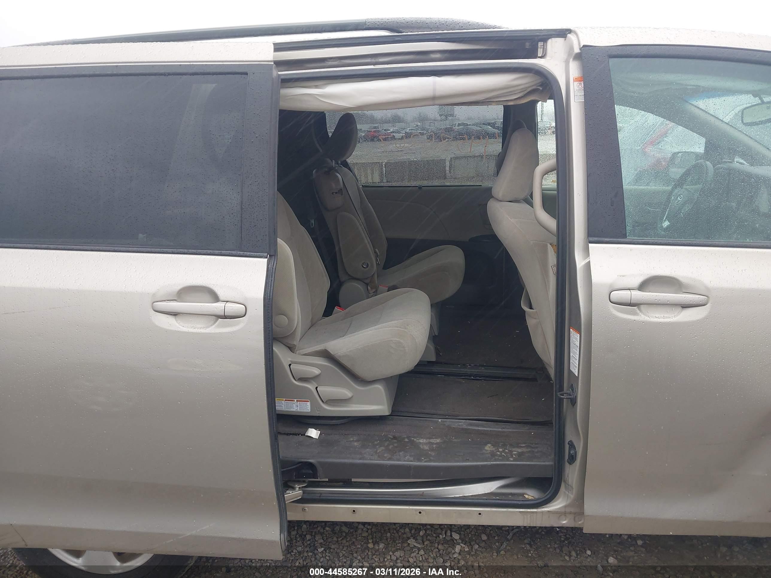 TOYOTA SIENNA image 8