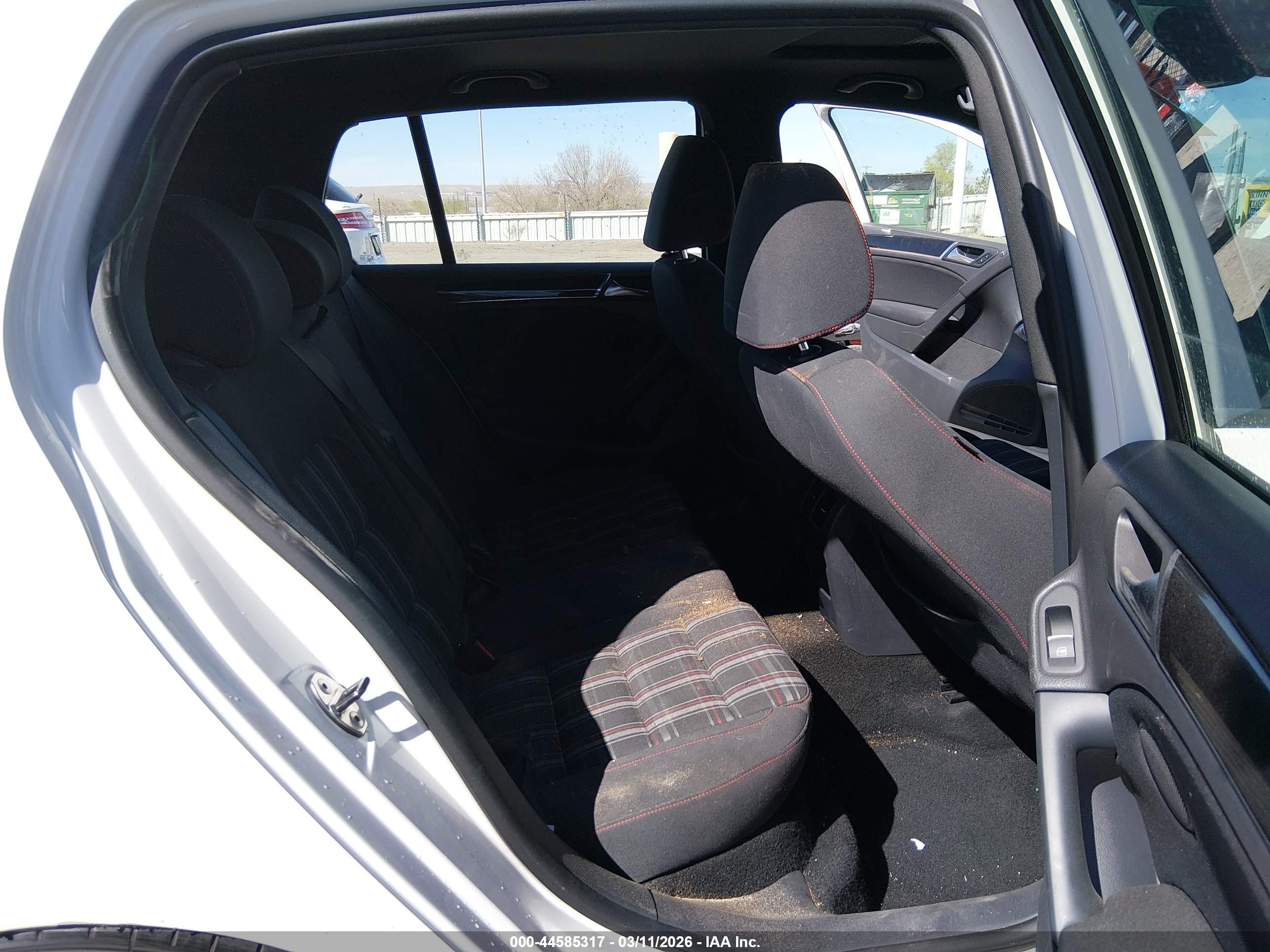 VOLKSWAGEN GTI image 8