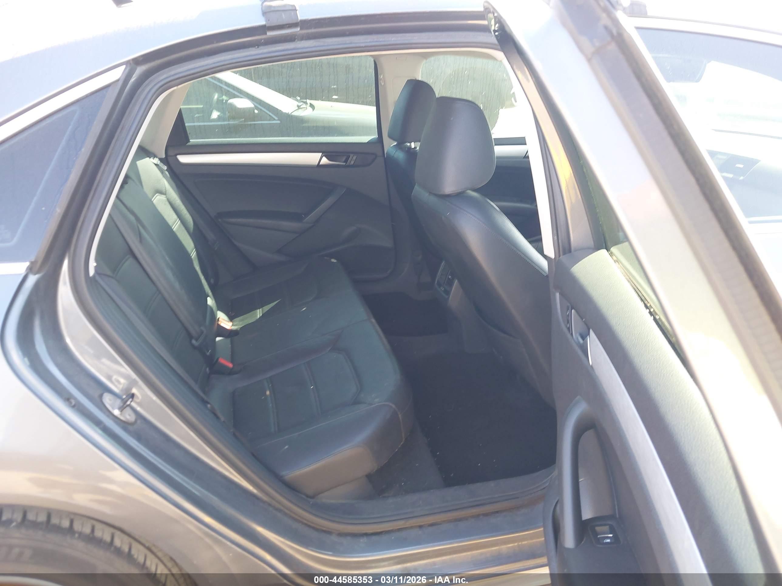 VOLKSWAGEN PASSAT image 8