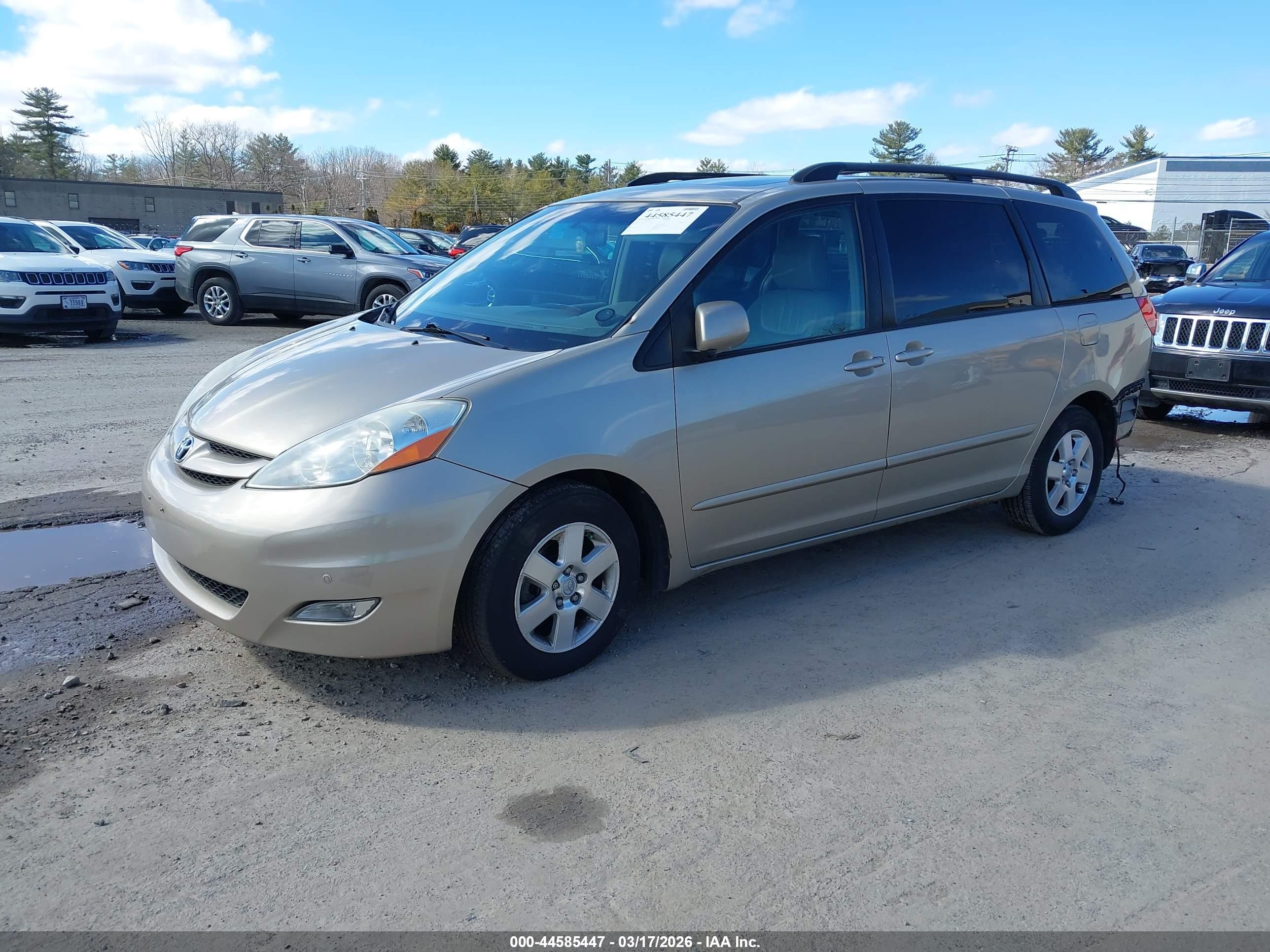 TOYOTA SIENNA image 2