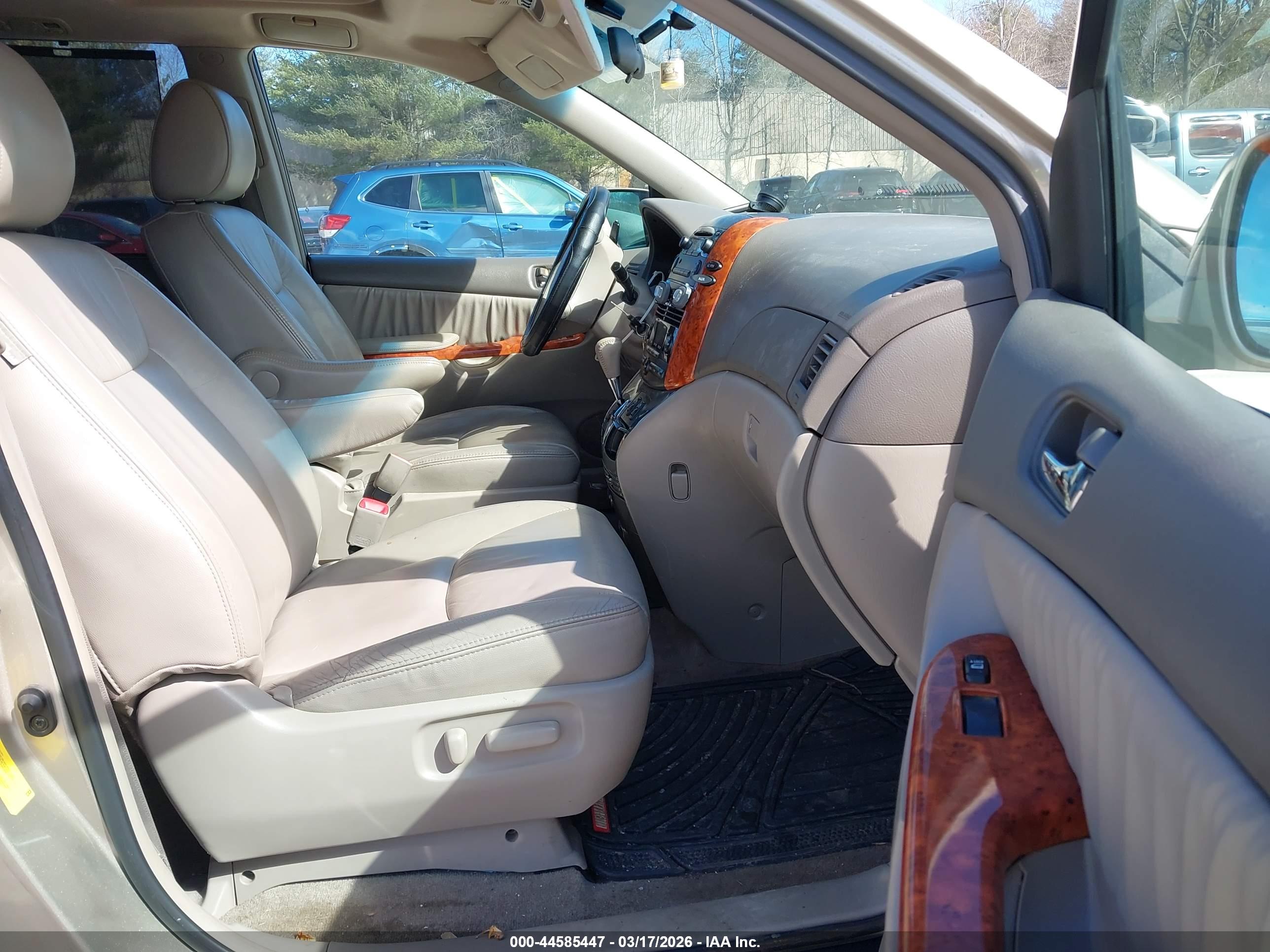 TOYOTA SIENNA image 5
