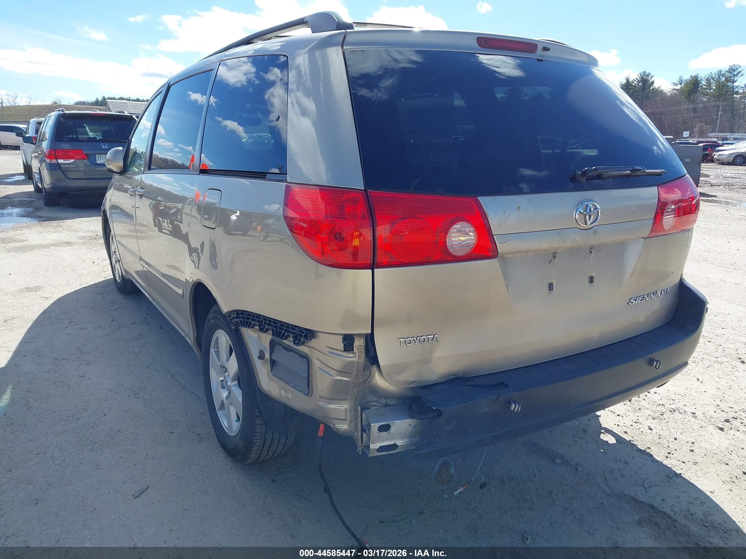 TOYOTA SIENNA image 6