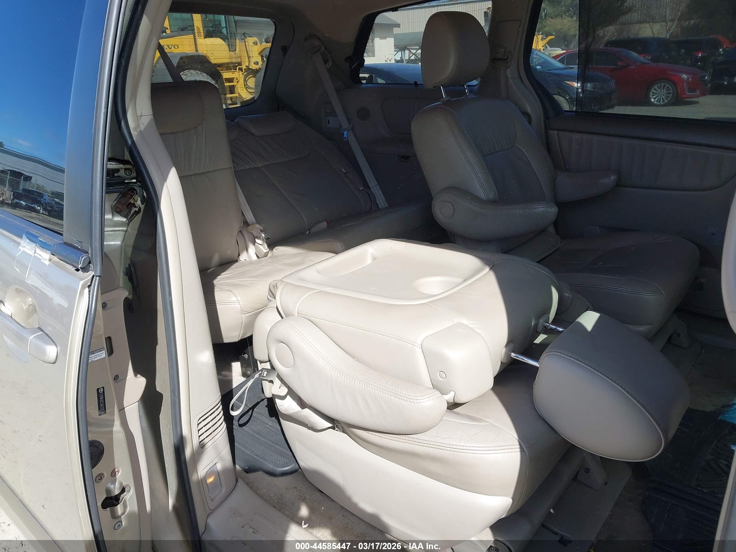 TOYOTA SIENNA image 8