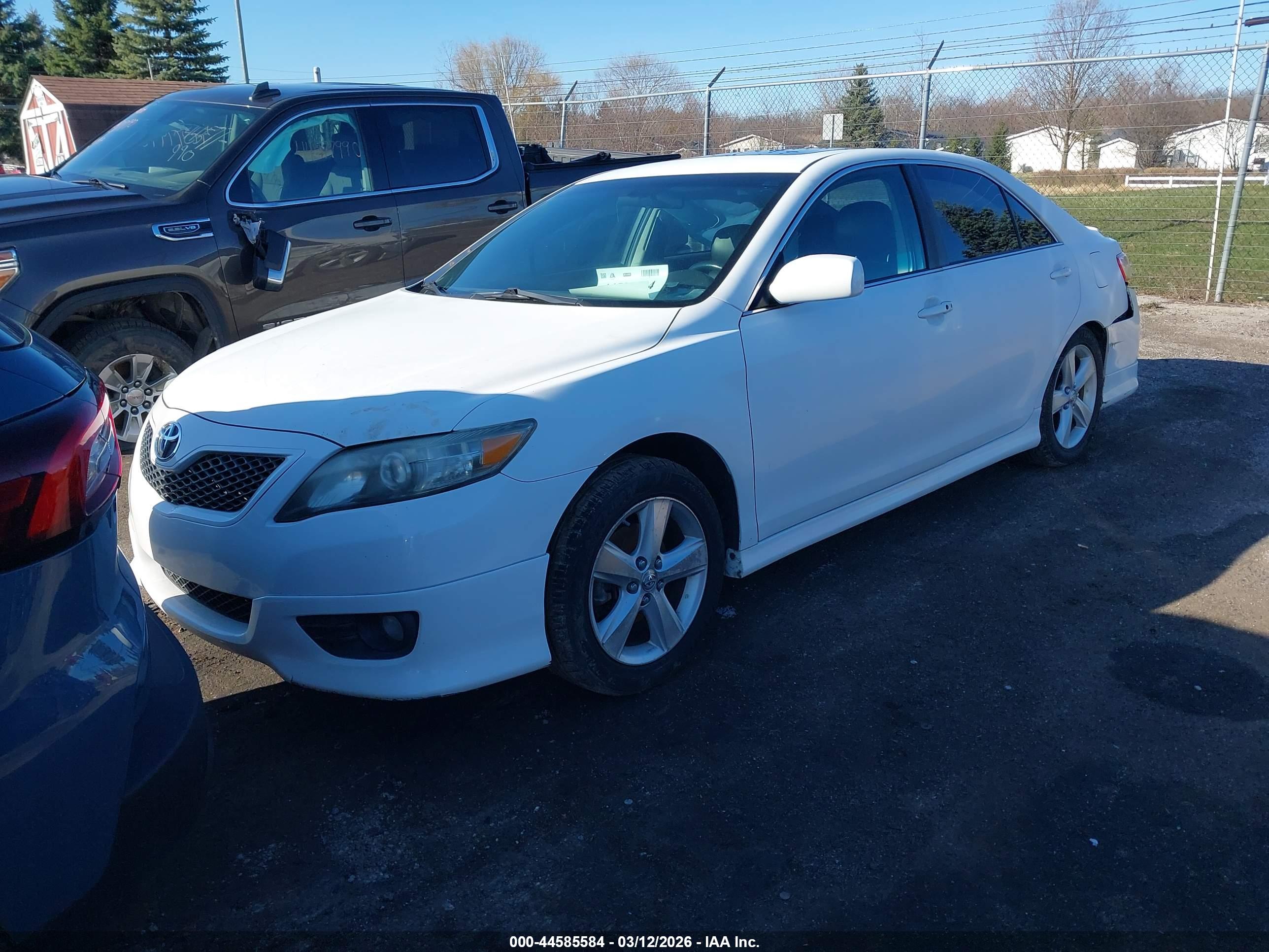 TOYOTA CAMRY image 2